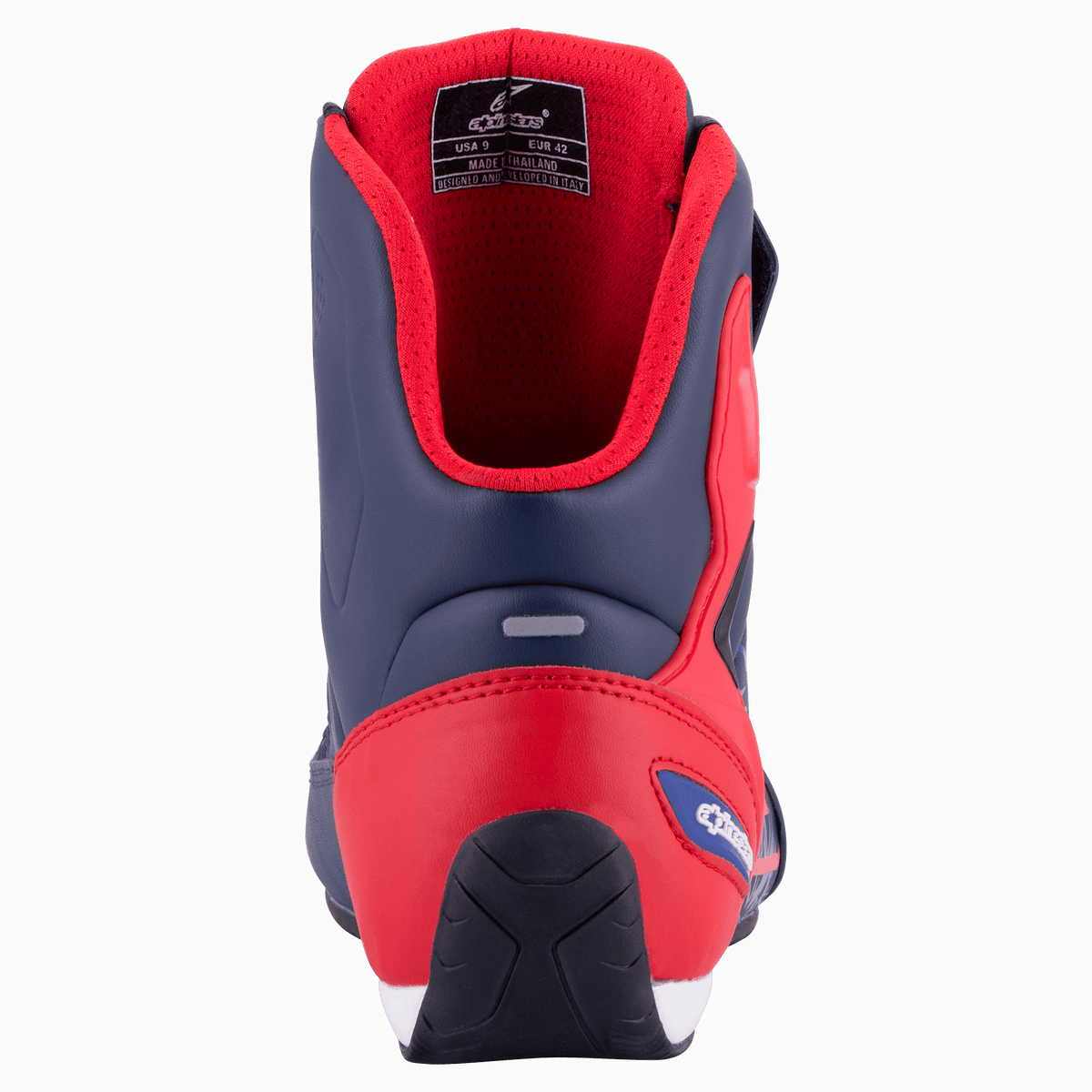 Alpinestars Austin Riding Shoe, Night Navy und Bright Red, Rückansicht mit verstärkter TPU-Fersenkappe, rotem Mesh-Futter und strukturierter Gummiaußensohle, sportliches Motorrad-Schuhwerk