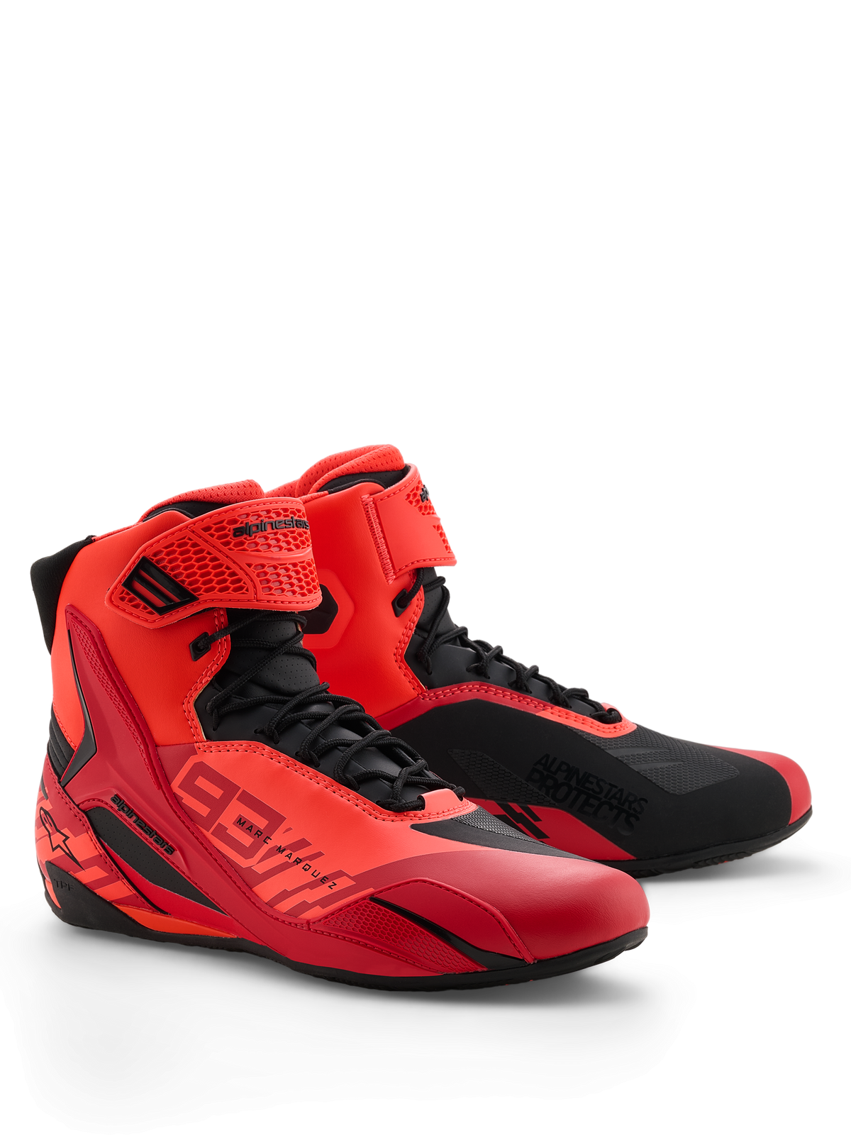 Chaussures Alpinestars MM93 Faster-4, chaussures de moto, rouge fluo, rouge vif et noir, vue de profil avant-droite, arborant le marquage Marc Marquez 93, fermeture à lacets traditionnelle avec sangle à crochet et boucle, design sportif avec accents protecteurs en TPU et construction en microfibre légère.