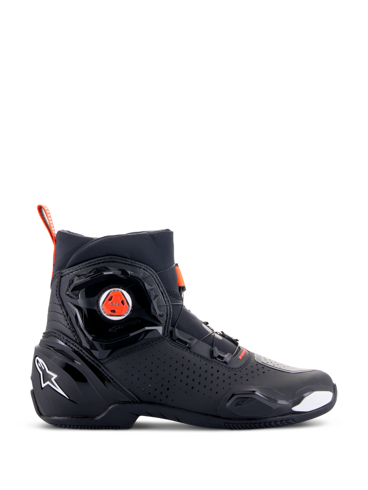 Chaussures de moto Alpinestars SP-2, chaussures de sport pour moto, noires avec des accents rouge fluo, vue latérale présentant le système de fermeture rapide BOA, panneaux en microfibre perforés pour la circulation de l'air, logo Alpinestars blanc sur le talon, et design moderne aux finitions mates et brillantes