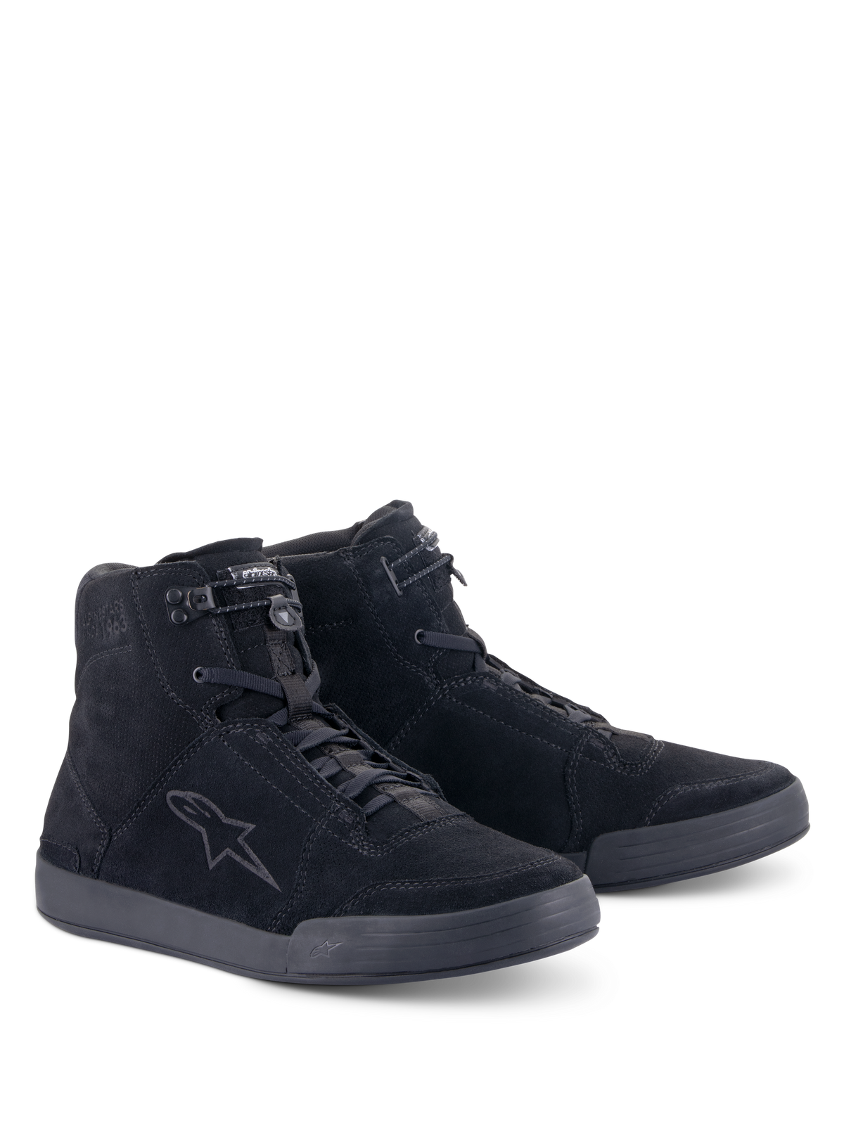 Alpinestars Chrome Schuhe, Urbane Motorradschuhe, Schwarz Schwarz, High-Top-Konstruktion aus Spaltwildleder, tonales Stern-Logo an der Seite, Schnürung mit elastischem Verschluss oben, flache Gummisohle für einen lässigen Street-Look.