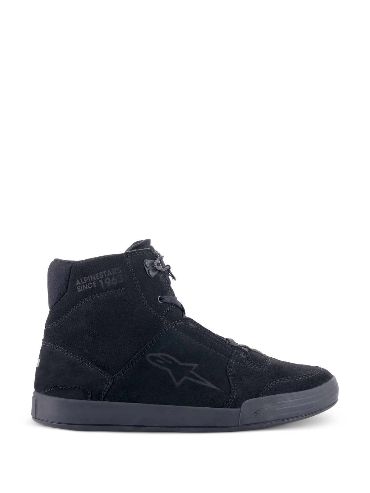 Alpinestars Chrome Schuhe, Urbane Motorradschuhe, Schwarz/Schwarz, High-Top-Sneaker-Silhouette aus Spaltwildleder, mit seitlichem Sternlogo und 'Since 1963'-Schriftzug am Knöchel, lässiges Streetwear-Design mit flacher Gummisohle