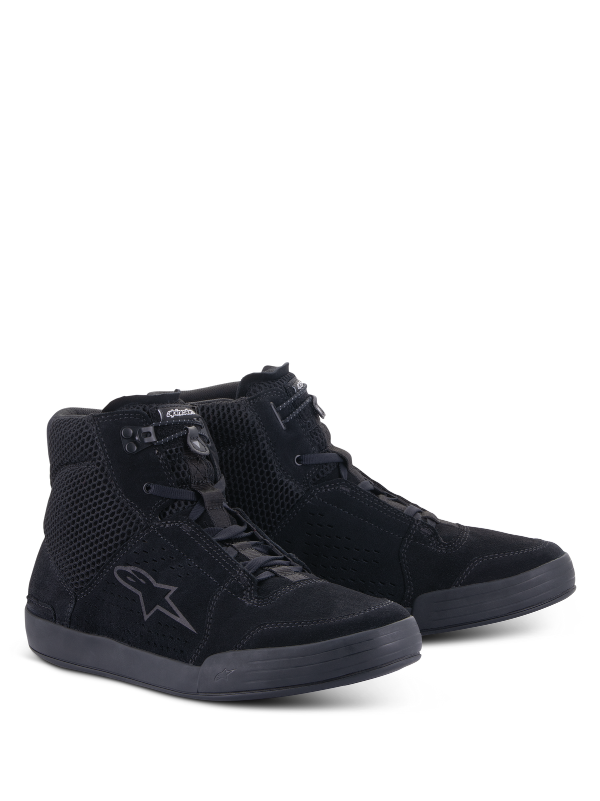 Alpinestars Chrome Air Shoe, motorrijschoenen, zwart, driekwart vooraanzicht, bovenwerk van gespleten suède en mesh met Alpinestars-logo aan de zijkant, urban high-top sneakerontwerp voor rijden op de weg