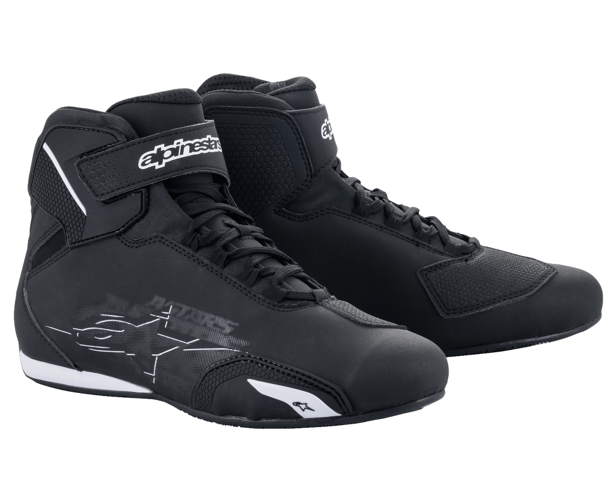 Alpinestars Sektor schoenen, motorschoenen, zwart en wit, voorzien van een snelvetersysteem en klittenband enkelbandjes, strak microvezel bovenwerk met beschermende verstevigingen, prestatiegerichte schoenen voor rijden op de weg