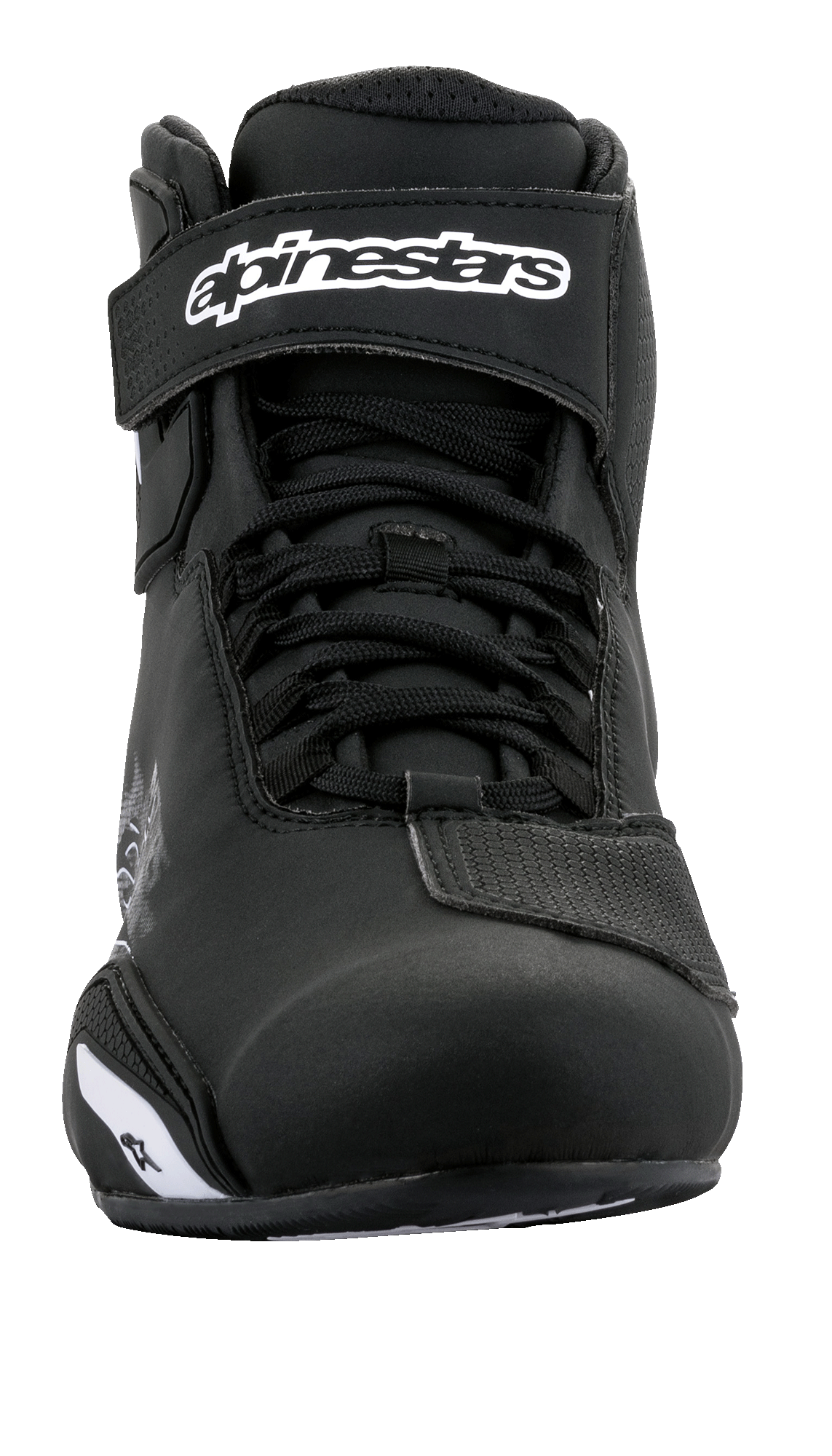 Alpinestars Sektor schoenen, motorschoenen, zwart en wit, vooraanzicht met snelvetersysteem en klittenbandsluiting bij de enkel met wit logo, strakke microvezelconstructie voor rijden op de weg