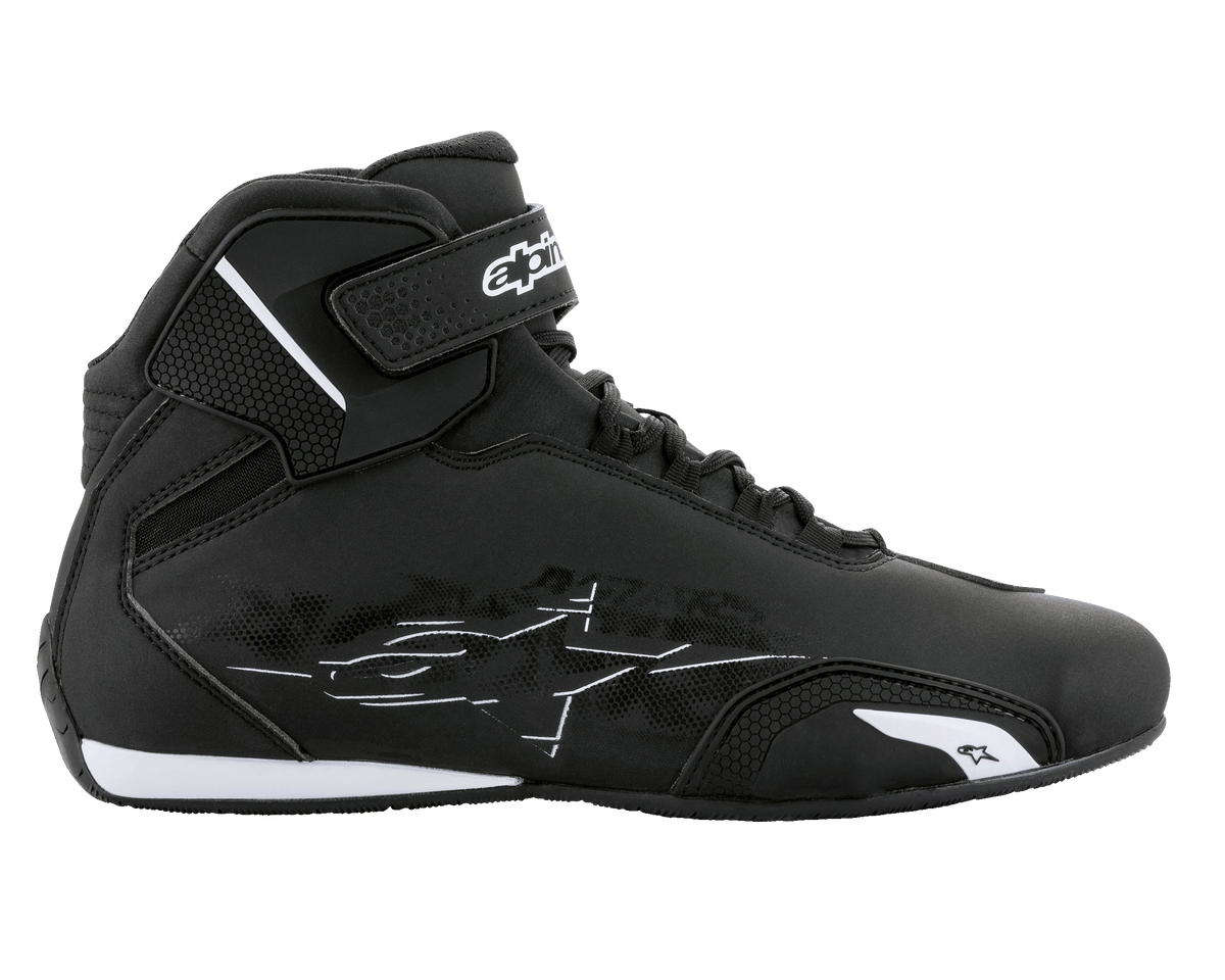 Alpinestars Sektor schoenen, motorschoenen, zwart en wit, zijprofiel met lichtgewicht microvezel bovenwerk, snelvetersysteem en klittenband enkelbandje met witte branding, strak beschermend ontwerp voor rijden op de weg
