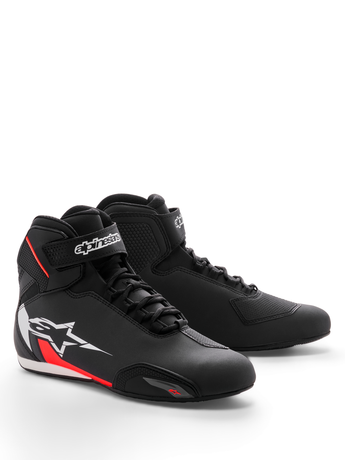 Alpinestars Sektor schoen, motorrijschoenen, zwart, wit en fluo rood, voorzien van een gestroomlijnd microvezel chassis, snelvetersysteem met klittenband enkelband en een groot wit sterlogo met rode accenten op de zijkant