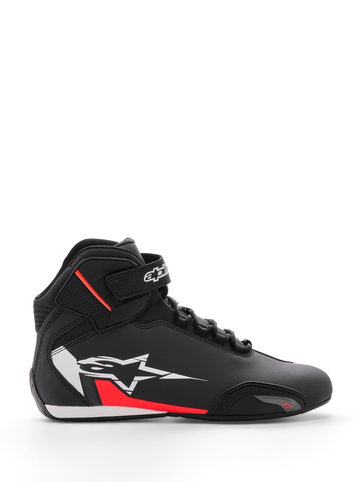 Alpinestars Sektor schoen, motorschoenen, zwart wit en fluo rood, hoog model met snelvetersysteem en enkelband, groot wit sterlogo op de zijkant met rode accenten, microvezel bovenwerk met verstevigde neus, slank race-geïnspireerd profiel