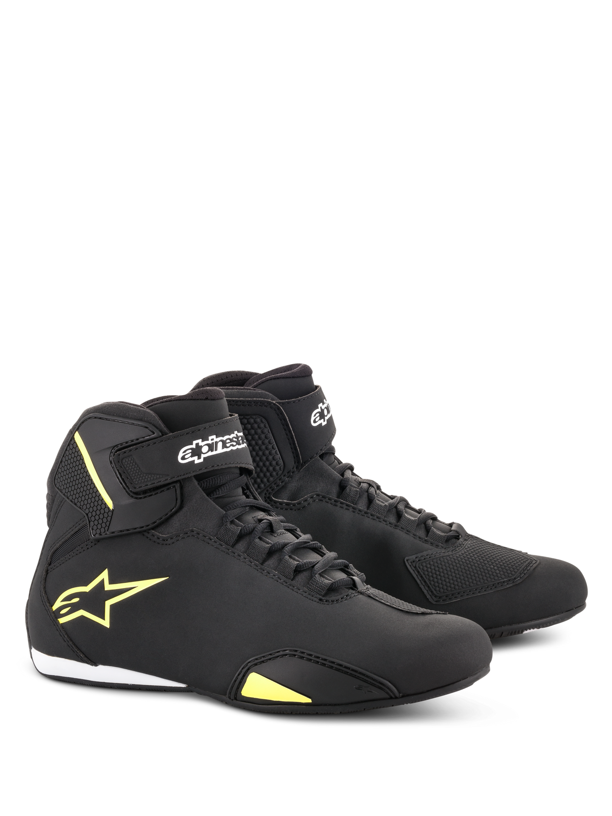 Alpinestars Sektor Schuhe, Motorradschuhe, Schwarz und Neongelb, halbhohes Design mit Schnellschnürsystem und Klettverschluss am Knöchel, gelbes Alpinestars-Logo an der Seite, leichte Mikrofaser-Konstruktion mit elegantem Finish