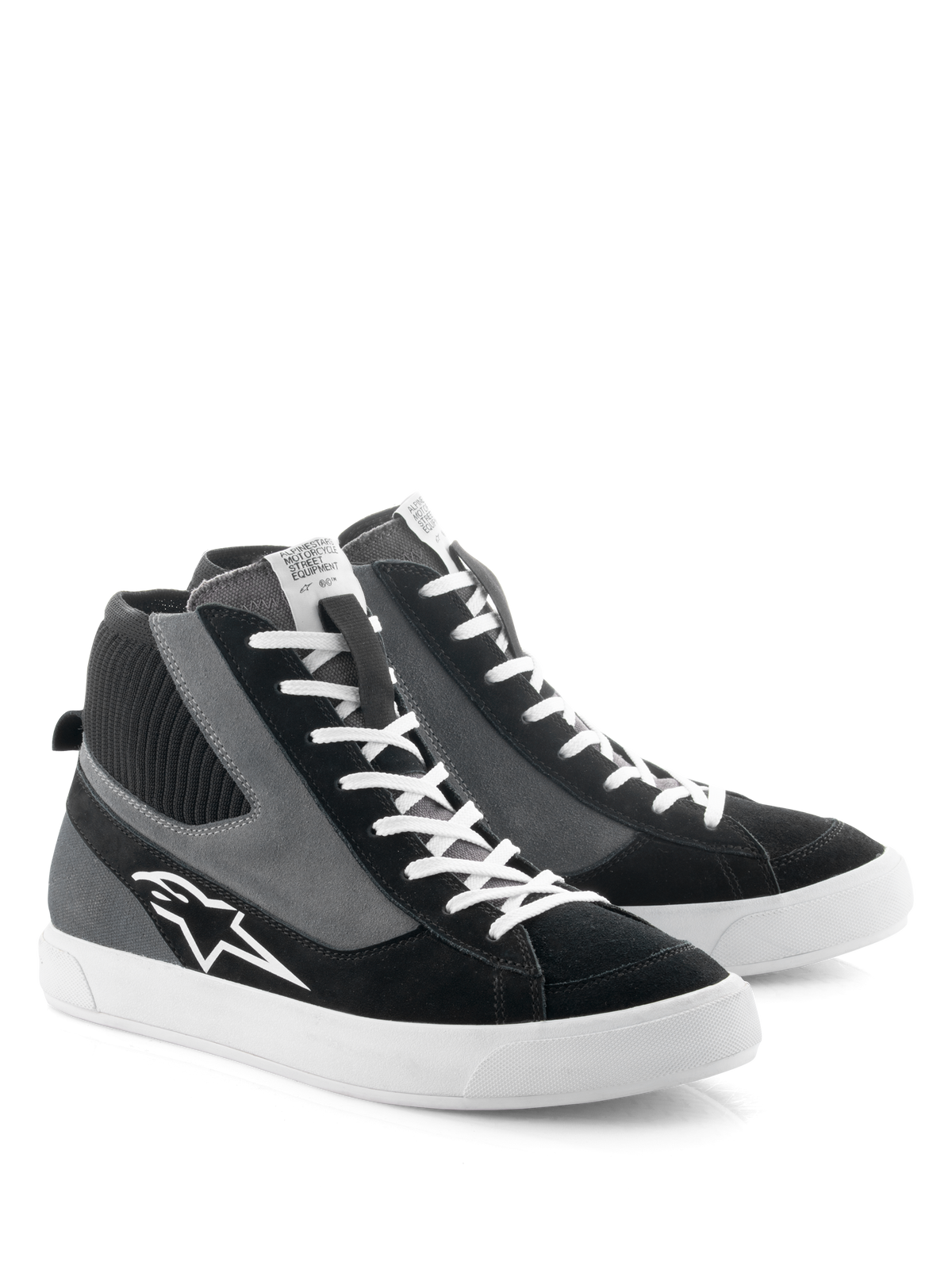 Alpinestars Stated Shoes, chaussures de moto, noir, gris et blanc, design montant d'inspiration skate rétro avec lacets blancs et semelle en caoutchouc vulcanisé, arborant le logo Alpinestars sur le côté et un mélange de daim et de toile.