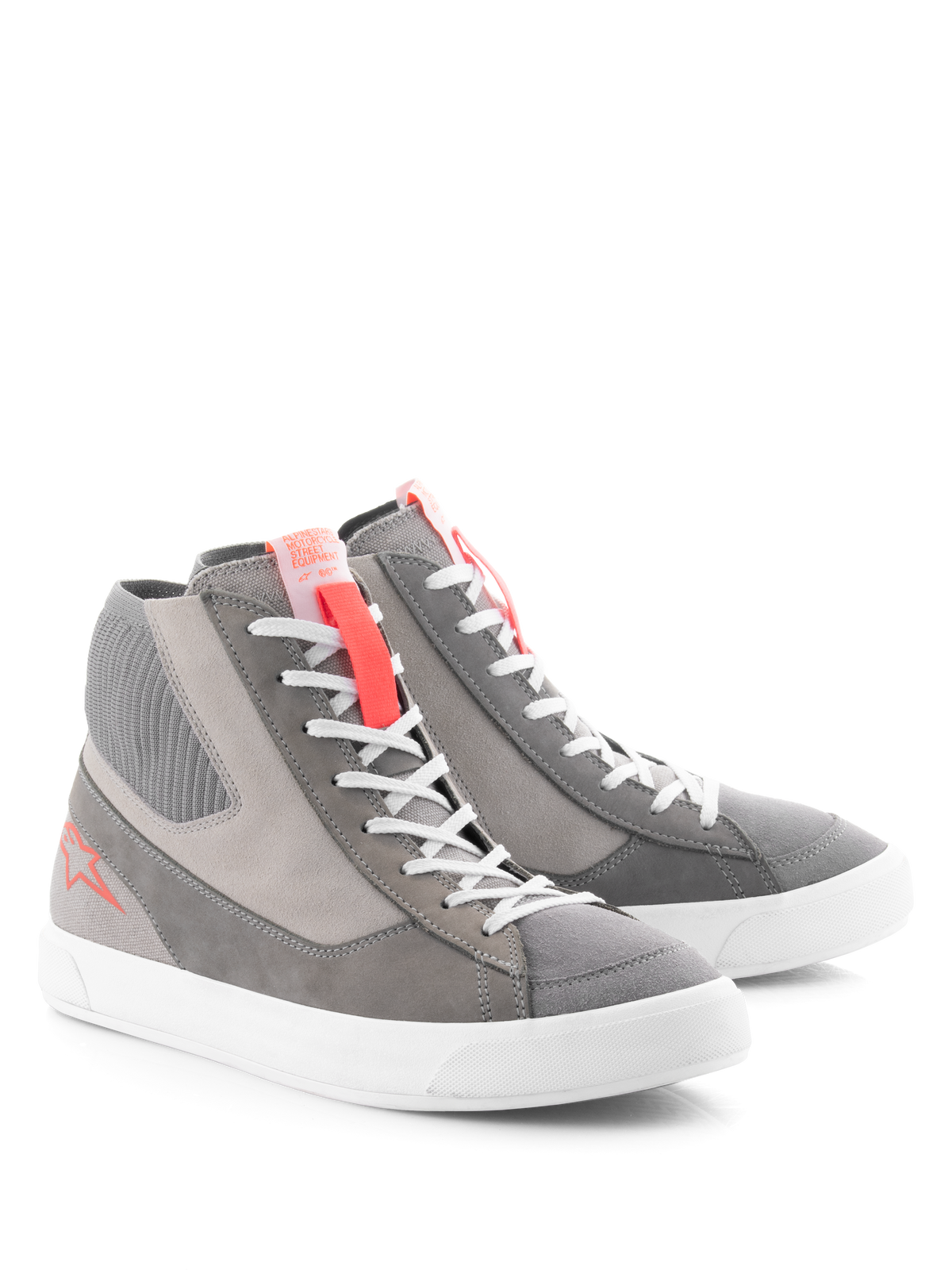 Alpinestars Stated Schoenen, urban motorschoenen, lichtgrijs, fluo rood en wit, retro street sneaker design met een witte gevulkaniseerde zool, suède en canvas panelen, met fluo rode accenten op de tong en het logo aan de zijkant.