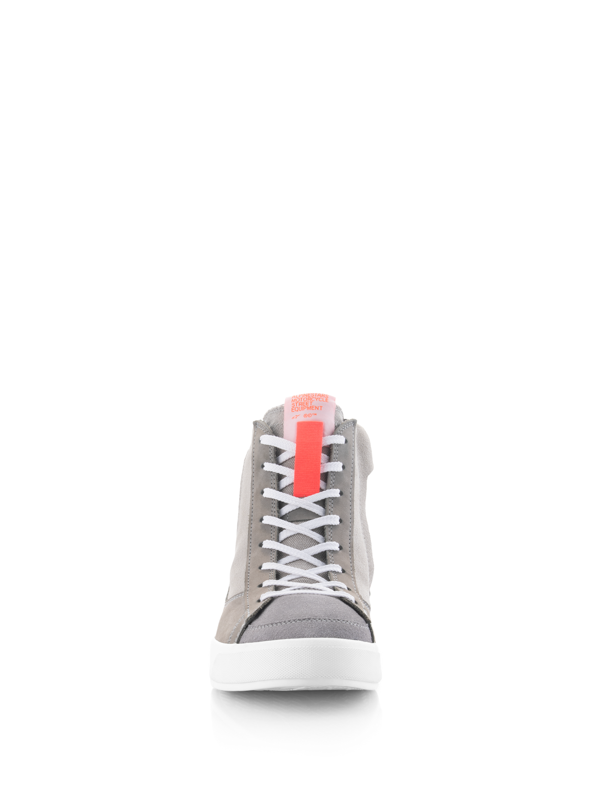 Alpinestars Stated Shoes, motorfietsschoenen, lichtgrijs, fluo rood en wit, vooraanzicht met witte veters, een fluo rood lipje op de tong en een witte gevulkaniseerde zool, retro straatsneakerstijl