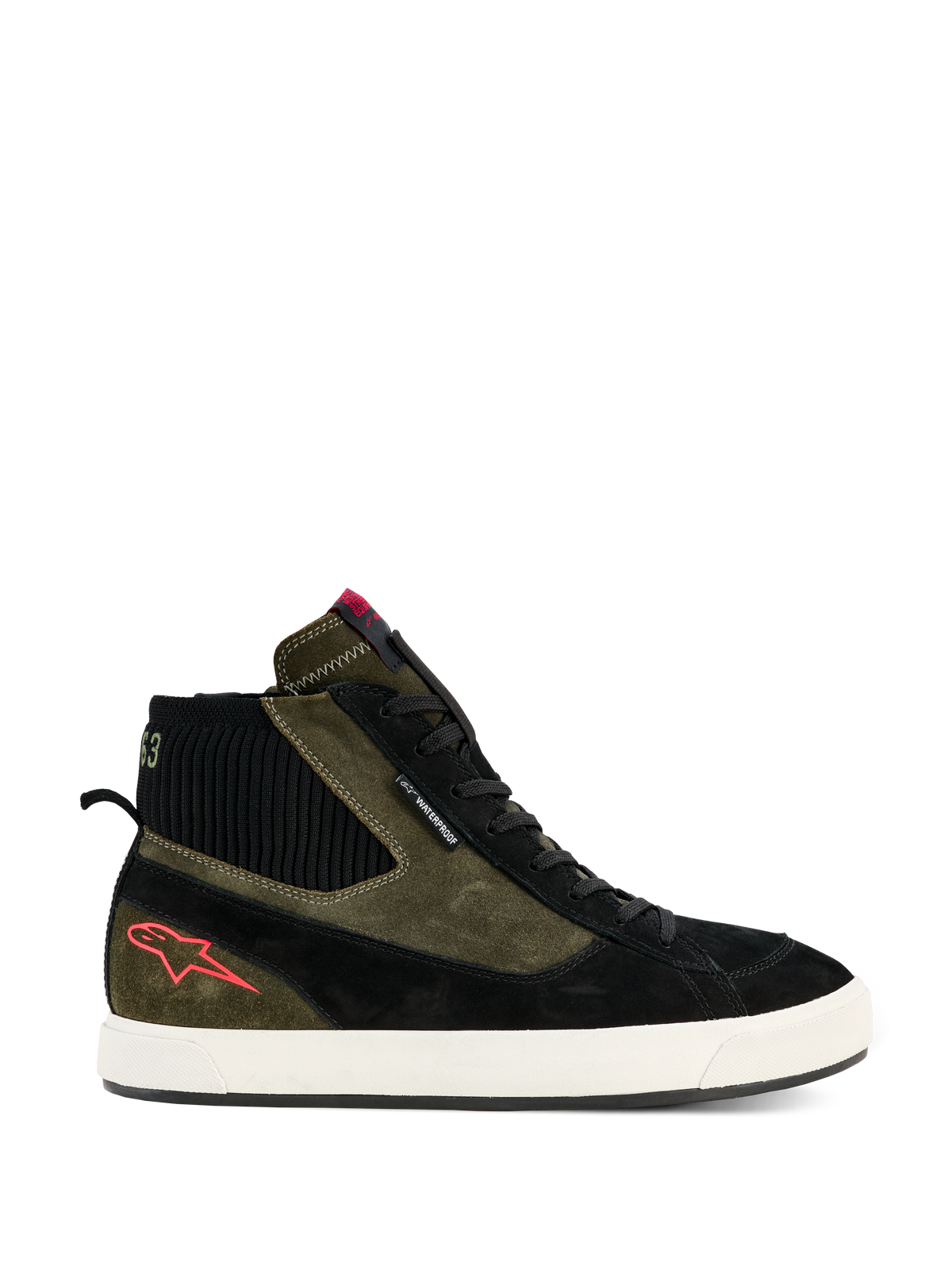 Alpinestars Stated Waterproof Shoes, hoge motor sneakers, olijfgroen en zwart suède constructie, gebroken witte gevulkaniseerde rubberen zool, rood sterlogo op de hiel, zwarte geribbelde enkelkraag, urban street-inspired design