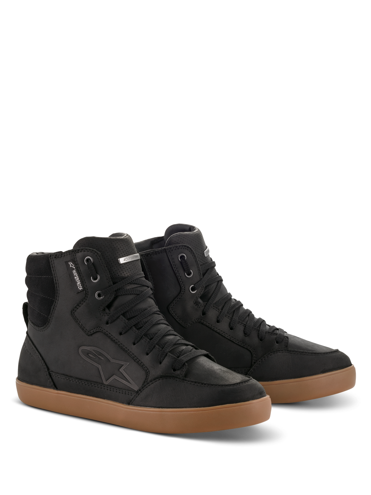 Alpinestars J-6 Waterproof schoen, zwart en gum, hoge motorschoenen van premium leer, sneaker-stijl ontwerp met bruine rubberen gumzool, waterproof-label en gepreegd logo, urban casual look