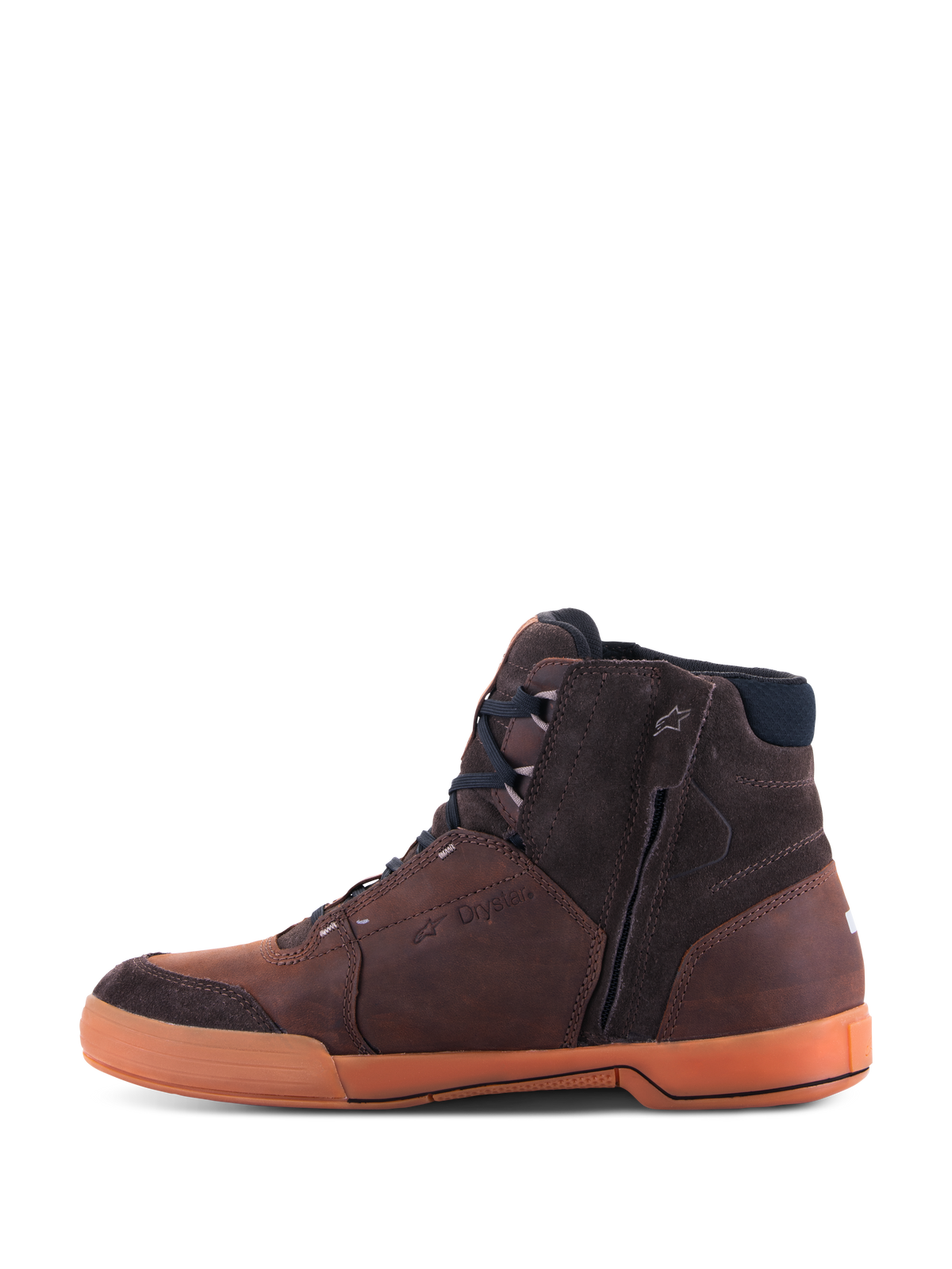 Alpinestars Chrome Crafted Drystar® schoenen, urban motorschoenen, bruin en gum, zijprofiel met panelen van premium leer en suède, gumkleurige rubberen zool, ritssluiting aan de zijkant voor een gemakkelijke instap en Drystar-merknaam in reliëf, casual streetwear-stijl voor stedelijk motorrijden.
