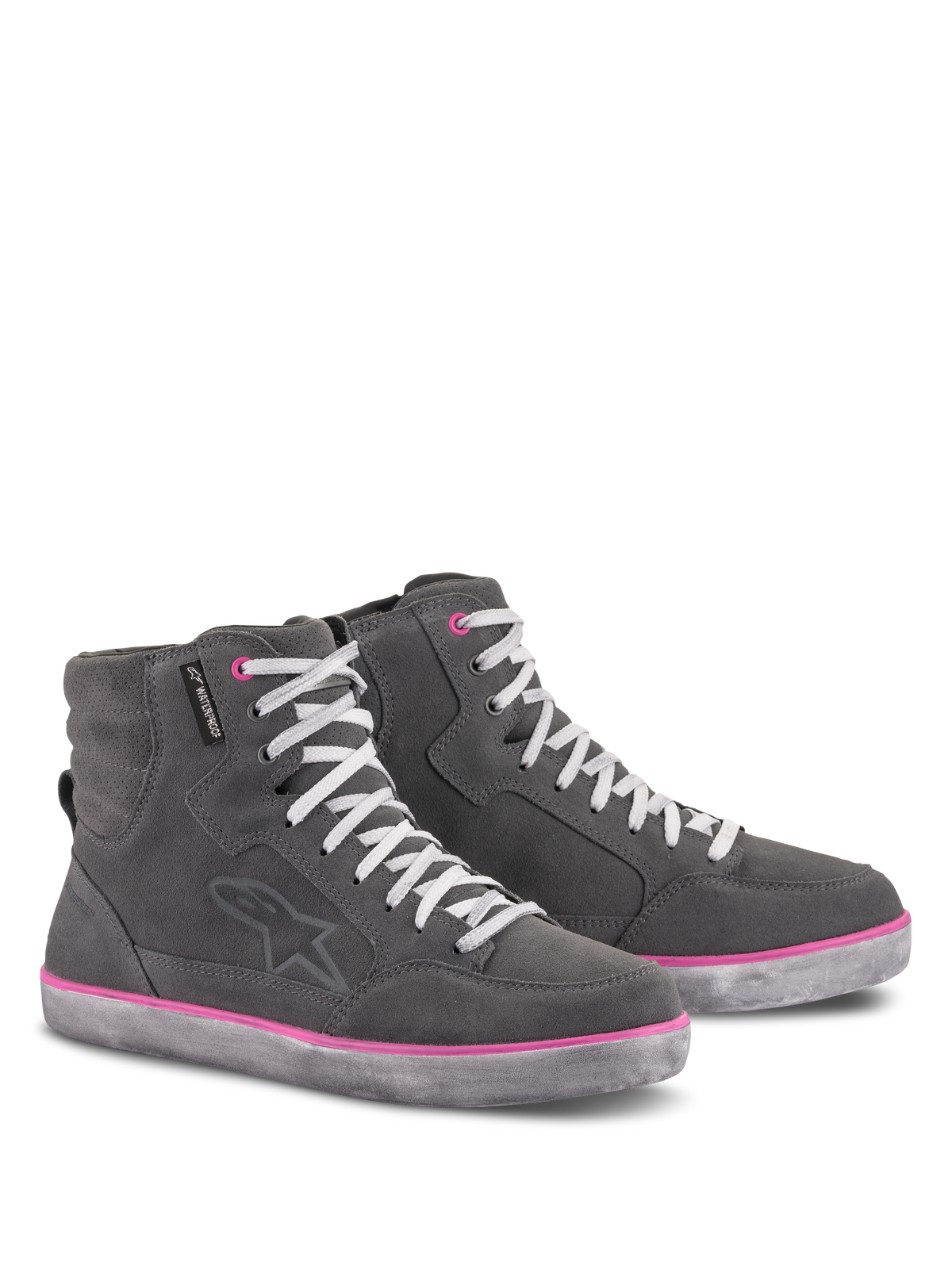 Chaussures imperméables Alpinestars J-6 pour femme, chaussures de moto, gris clair avec accents fuchsia, design de style basket montante, tige en daim et cuir, lacets blancs, liseré rose sur la semelle et les œillets, équipement de moto urbain