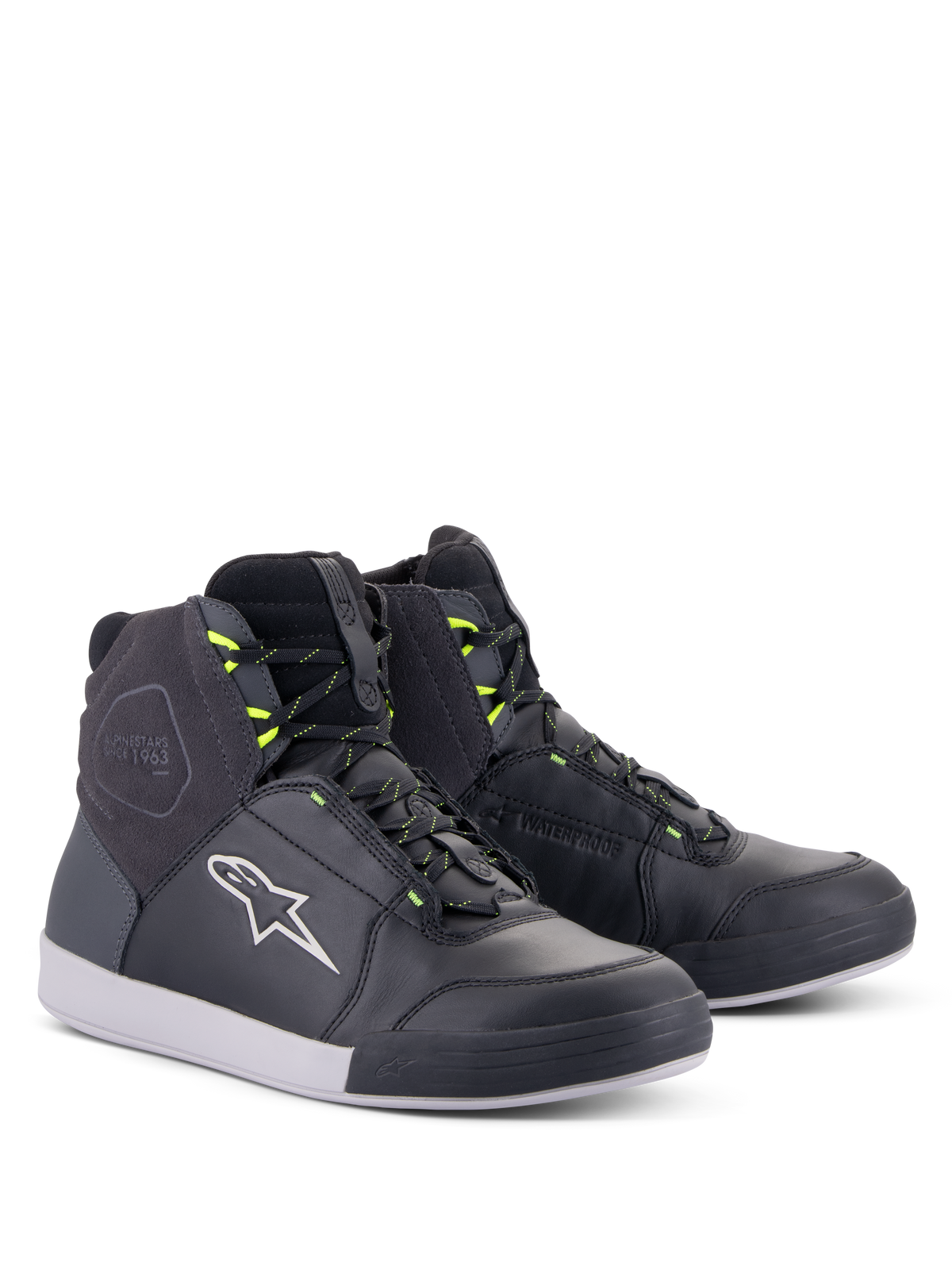 Alpinestars Chrome Drystar® Schuhe, urbane Motorradschuhe, Schwarz, Dunkelgrau und Gelb Fluo, High-Top-Silhouette aus hochwertigem Leder und Wildleder, mit weißem Alpinestars-Logo und neongelben Schnürsenkel-Schlaufen, lässiges Schutzschuhwerk im Street-Style