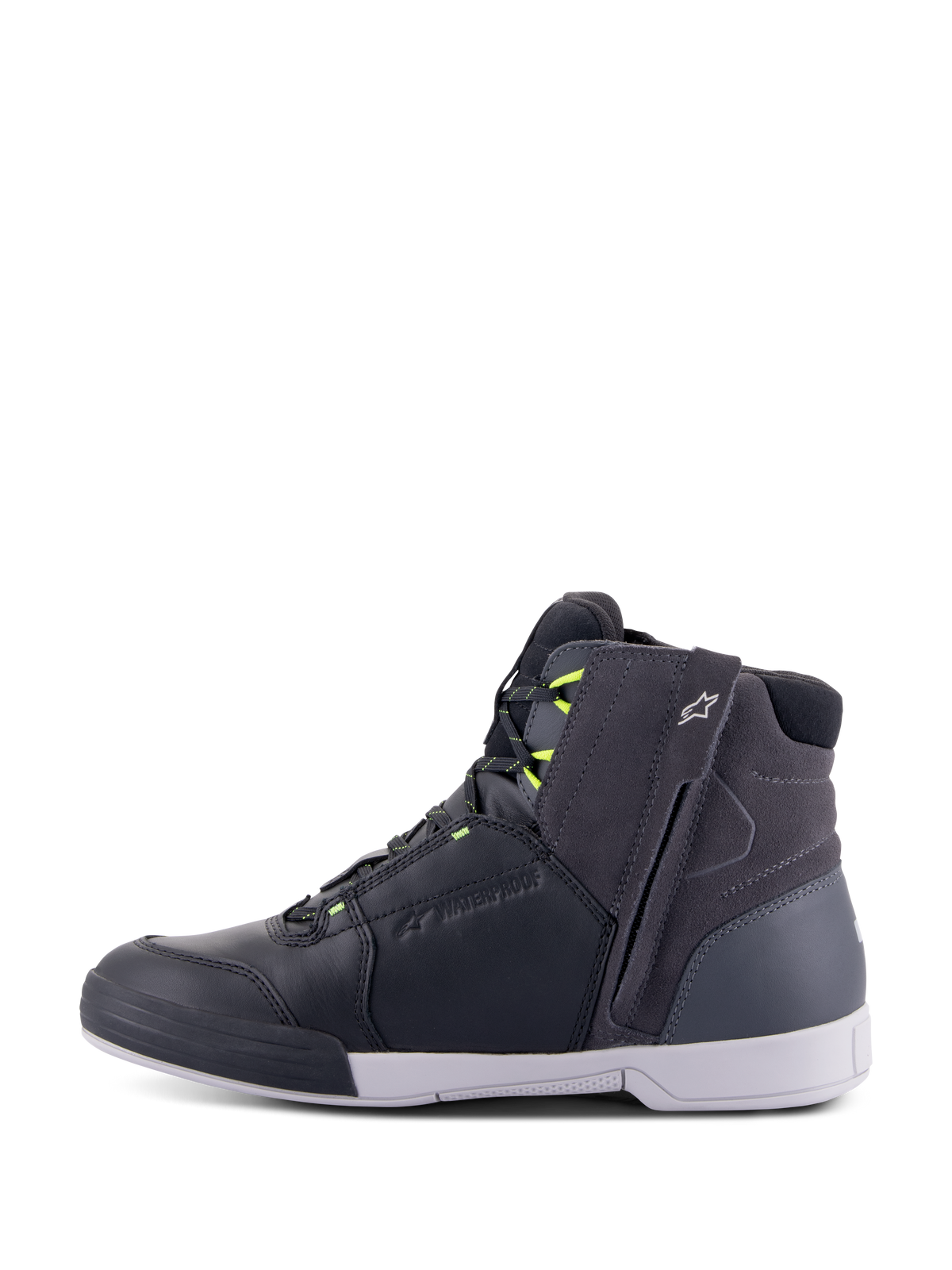 Alpinestars Chrome Drystar® Schuhe, Motorradschuhe, Schwarz, Dunkelgrau und Gelb Fluo, Seitenprofil zeigt lässiges Urban-High-Top-Design, seitlicher Reißverschluss, weiße Sohle und wasserdichte Leder- und Wildlederkonstruktion mit neongelben Akzenten.