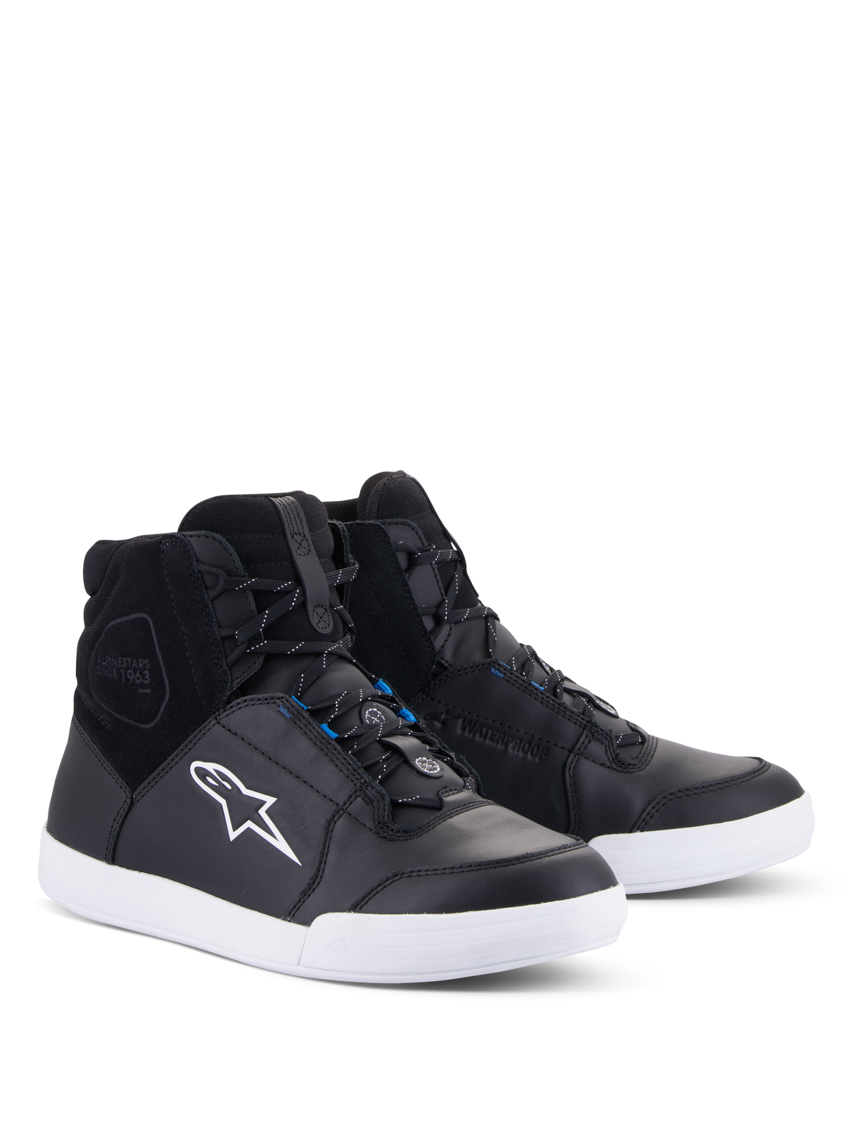 Alpinestars Chrome Drystar® Schuhe, Urbane Motorradschuhe, Schwarz und Weiß mit blauen Akzenten, High-Top-Sneaker-Design mit Obermaterial aus Leder und Wildleder, weiße Kontrastsohle und weißes Astars-Logo, wasserdichte Schuhe für den Straßeneinsatz