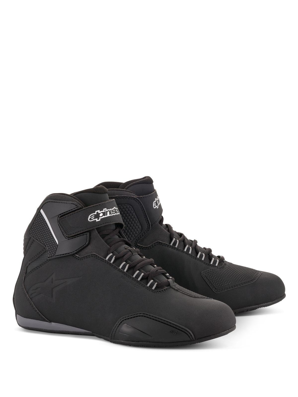 Chaussures Sektor Waterproof Alpinestars, chaussures de moto, noir, silhouette mi-haute avec lacets et sangle Velcro à la cheville, logo Alpinestars blanc, châssis en microfibre légère avec panneaux renforcés et semelle en caoutchouc