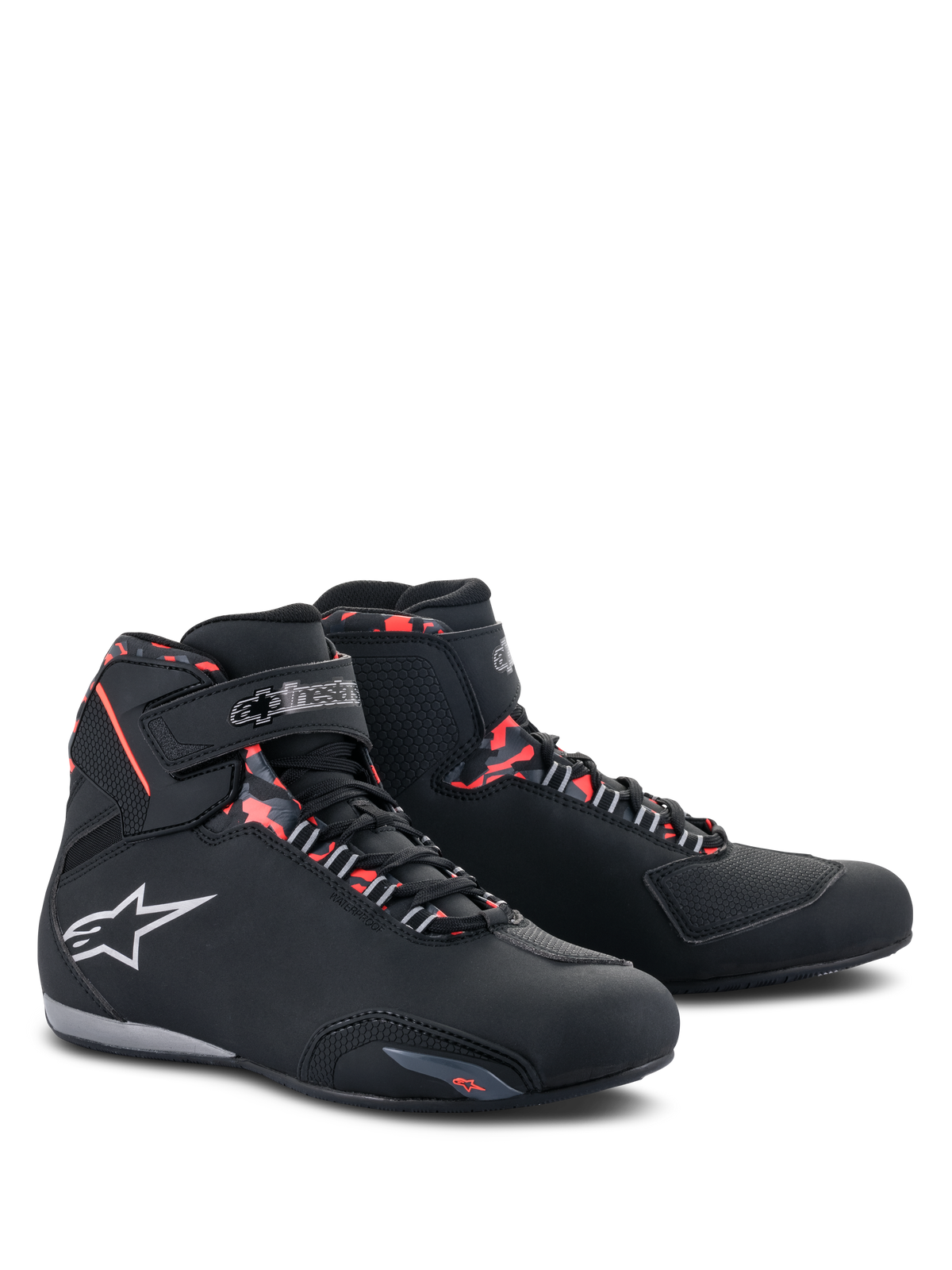 Alpinestars Sektor Waterproof schoenen, motorschoenen, zwart, donkergrijs en fluorescerend rood, voorzien van een wit Alpinestars-logo, hoog model met veter- en klittenbandsluiting, strak waterdicht ontwerp voor op de weg