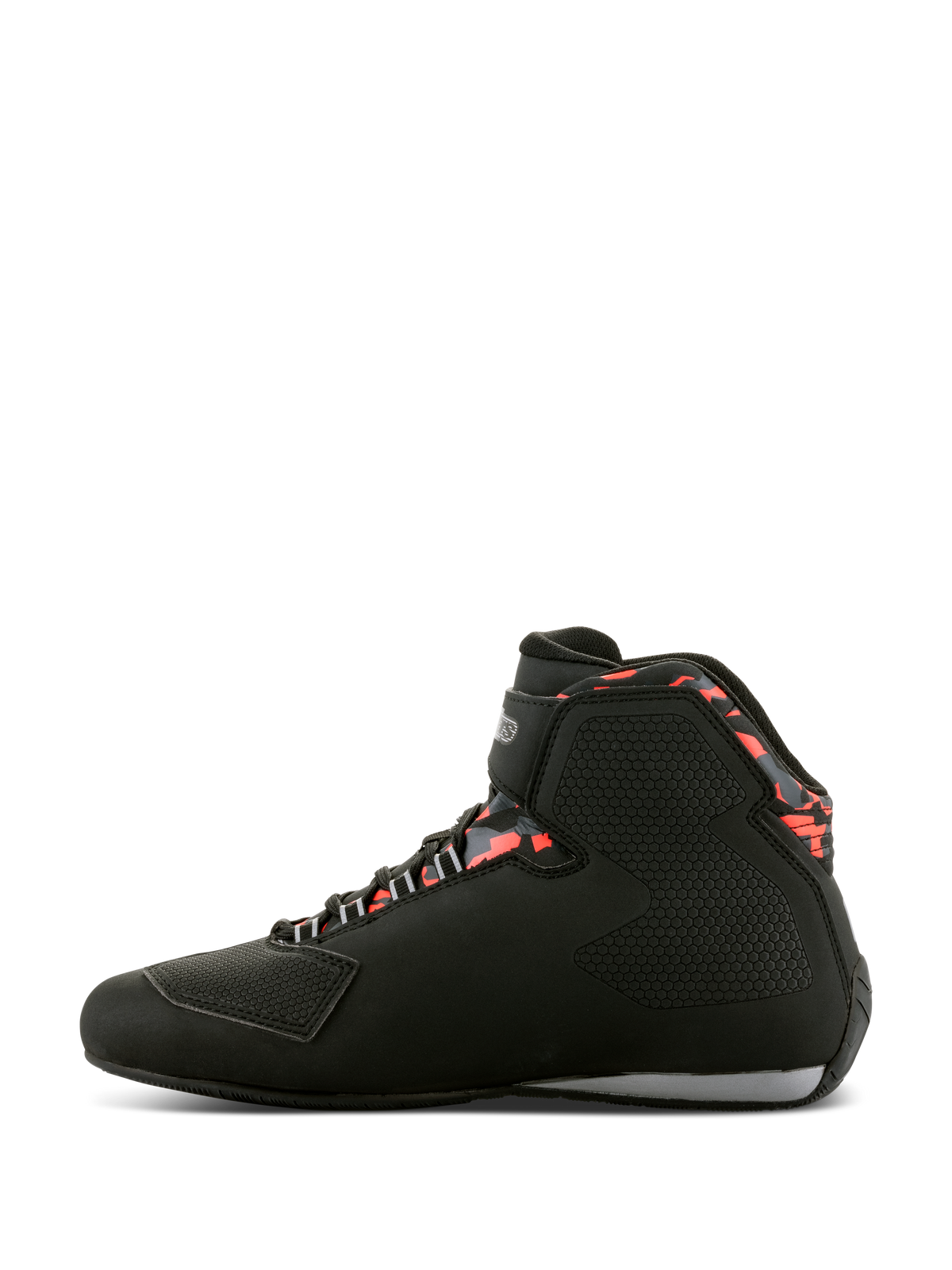 Alpinestars Sektor Waterproof schoenen, motorschoenen, zwart, donkergrijs en fluorescerend rood, zijaanzicht met hoog model, klittenband enkelsluiting, verstevigd schakelvlak op de neus en rode accenten met patroon rond de kraag