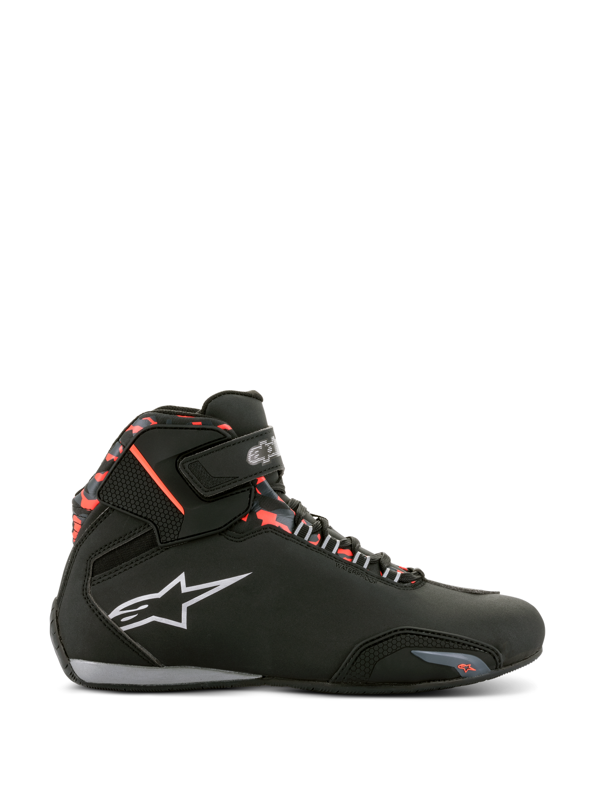 Alpinestars Sektor Waterproof schoenen, motorschoenen, zwart, donkergrijs en fluo rood, zijaanzicht met veters en klittenbandsluiting, wit logo en rode camo-stijl accenten op de enkelkraag.