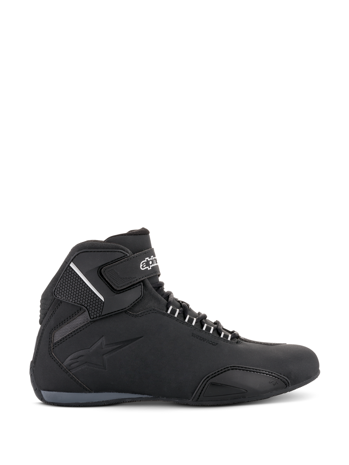 Chaussures Alpinestars Sektor Waterproof, chaussures de moto, noir, vue de profil présentant un châssis en microfibre légère, sangle de cheville avec marquage blanc, logo embossé et design athlétique à coupe basse pour la conduite sur route.