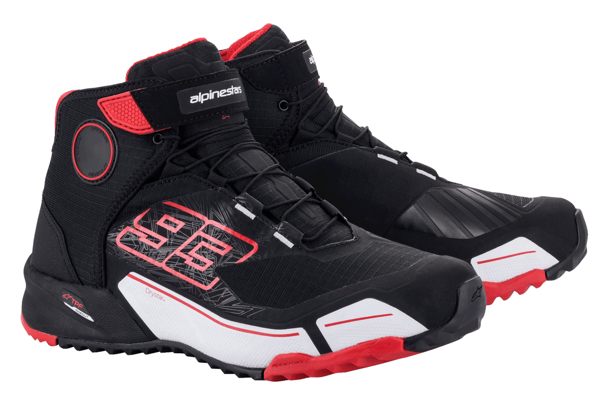 Alpinestars MM93 CR-X Drystar® motorrijschoenen, motorfietsschoenen, zwart, rood en wit, voorzien van Marc Marquez 93-graphics, sportief atletisch ontwerp met waterdichte Drystar-branding, beschermende schakelzone en robuuste zool.