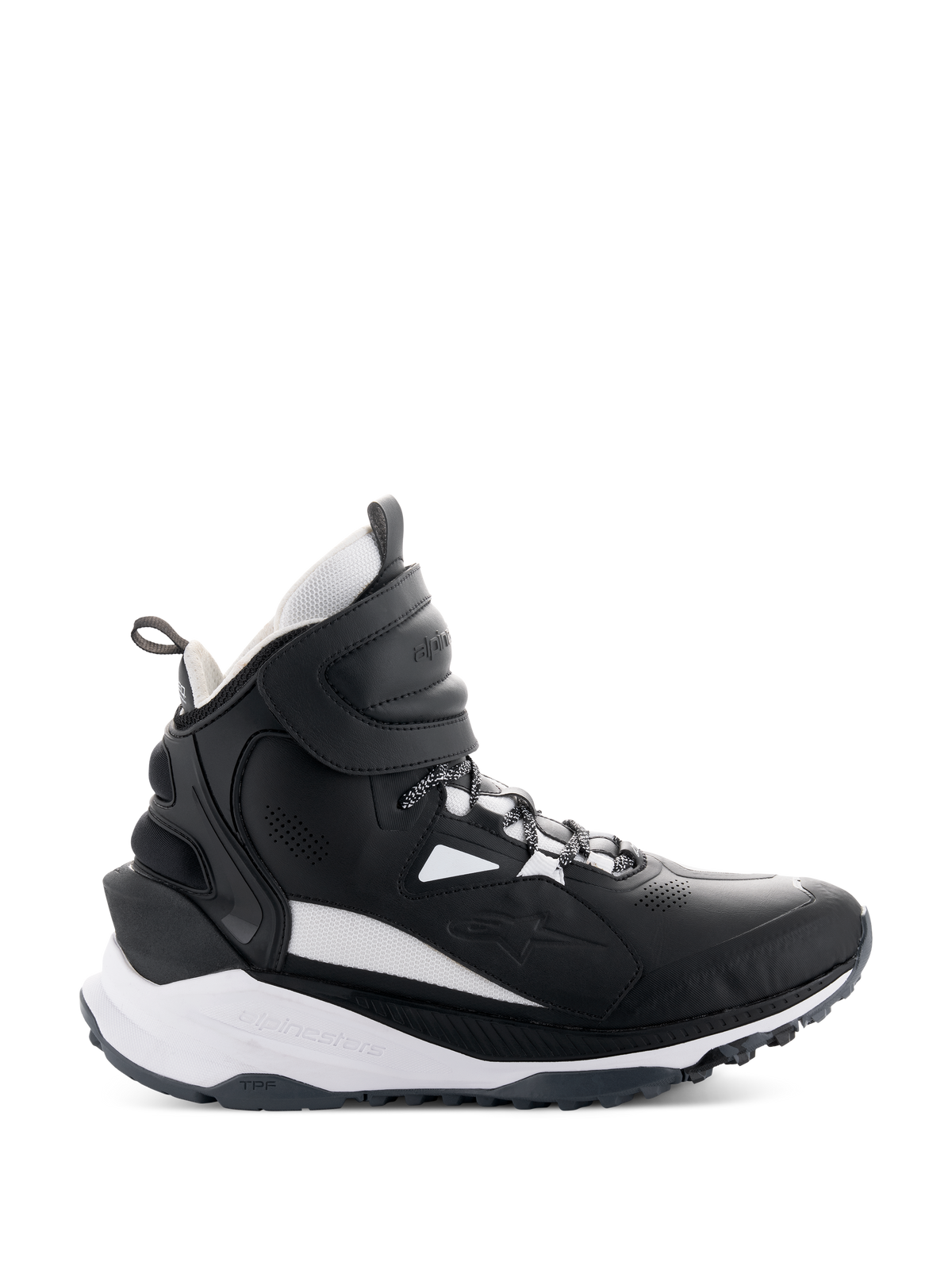 Alpinestars Speedstreet Schuhe, hohe Motorrad-Sneaker, Schwarz und Weiß, Seitenansicht mit großem Klettverschluss am Knöchel, dicke weiße Zwischensohle mit Alpinestars- und TPF-Branding, robuste Gummilaufsohle für urbane Fahrten