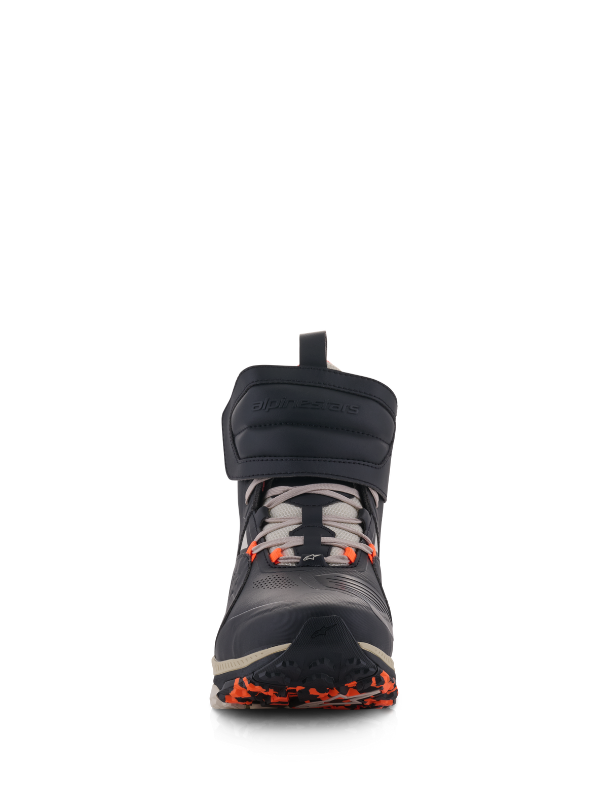 Alpinestars Speedstreet schoenen, urban motorschoenen, Black Almond en Hot Orange, vooraanzicht met een grote klittenbandsluiting bij de enkel, vetersluiting en oranje accenten op de zool