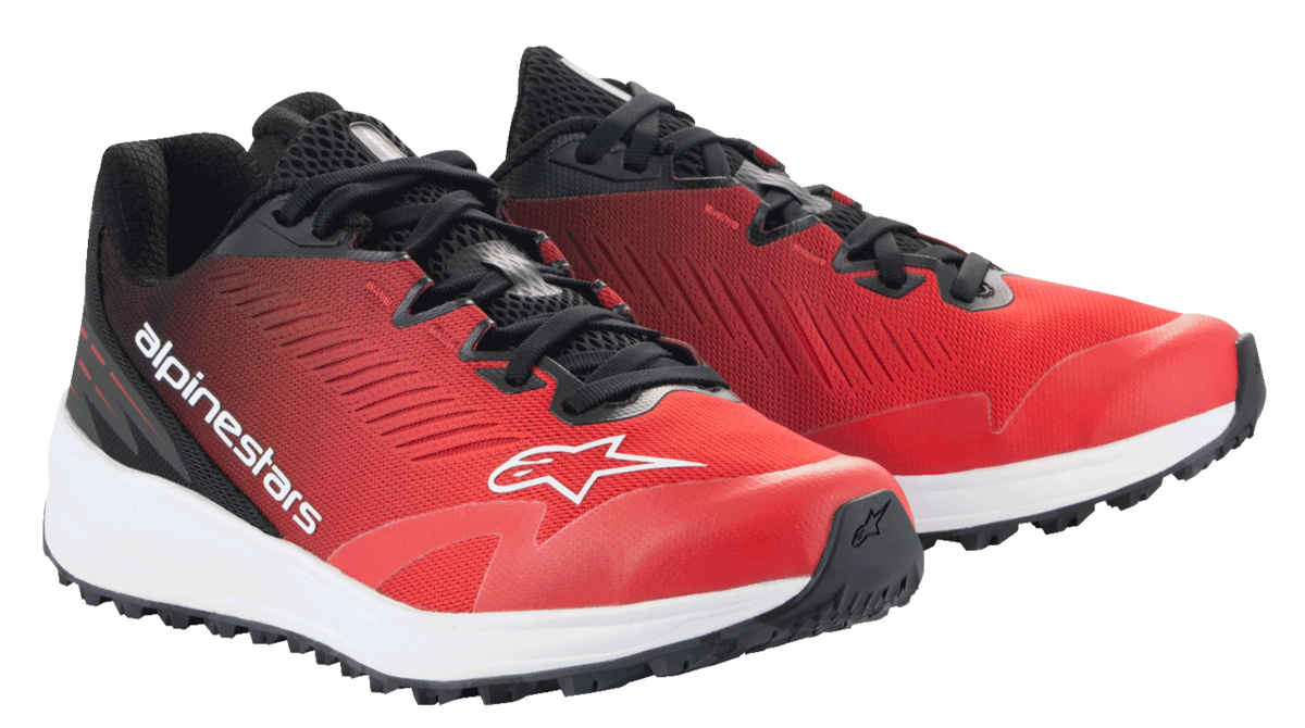 Alpinestars Meta Road V2, chaussures sportswear, rouge, noir et blanc, design à coupe basse avec tige en mesh rouge respirant, accents et lacets noirs, logo Alpinestars blanc et semelle intermédiaire amortissante blanche