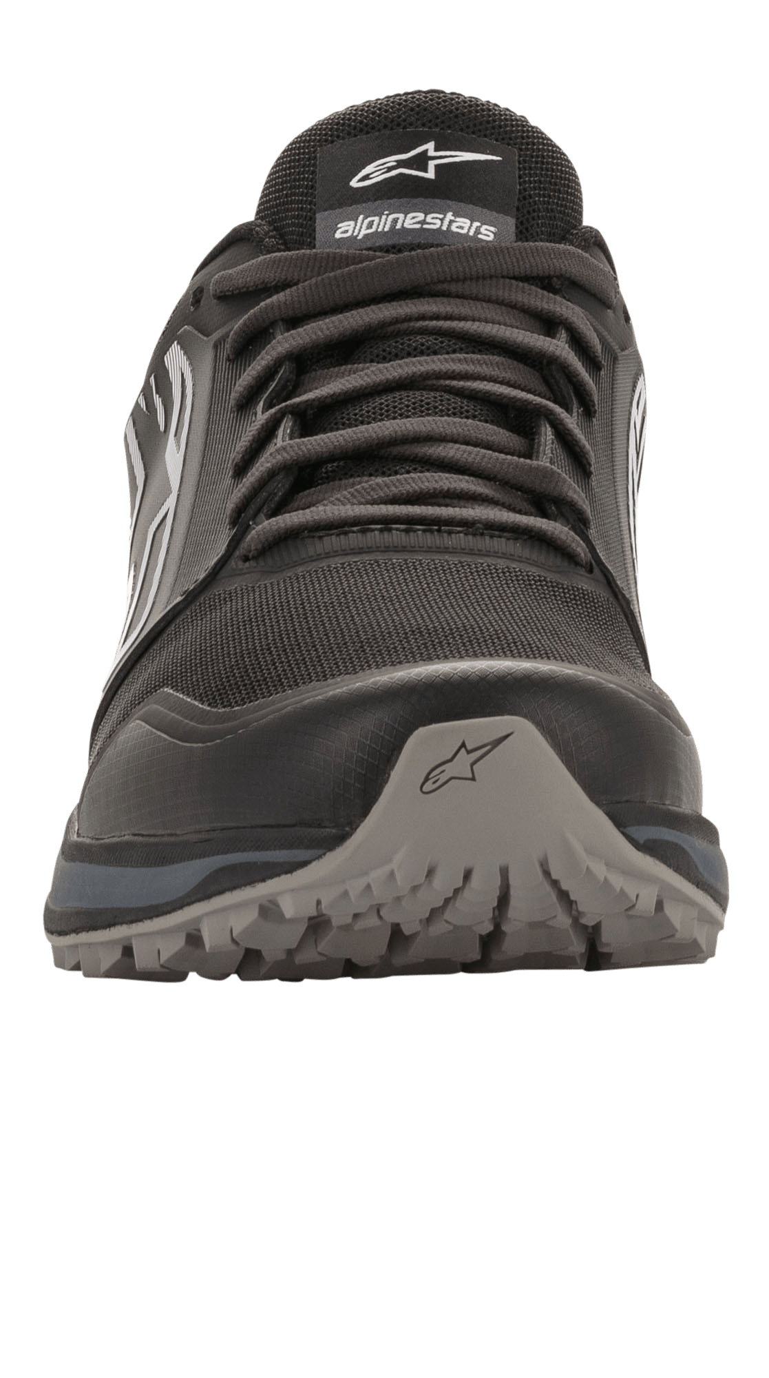 Alpinestars Meta Trail schoenen, prestatie hardloopschoen, zwart en donkergrijs, vooraanzicht, duurzame neuskap met sterlogo, mesh constructie met veters, robuuste oliebestendige rubberen buitenzool