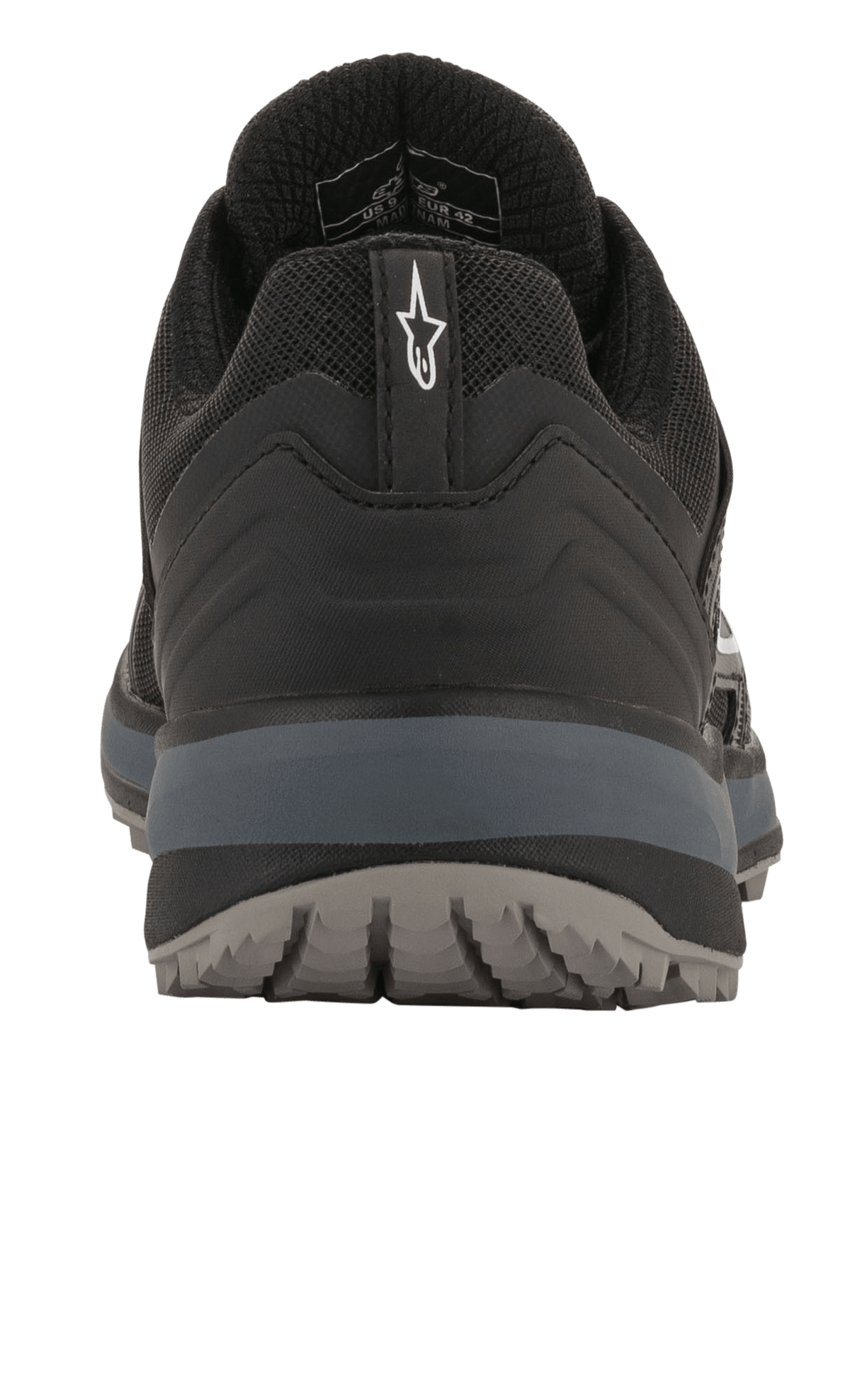 Alpinestars Meta Trail schoenen, performance hardloopschoenen, zwart en donkergrijs, achteraanzicht met hiellus en wit Astar-logo, donkergrijze tussenzool en buitenzool met textuur, casual motorsport-geïnspireerde schoenen voor de paddock