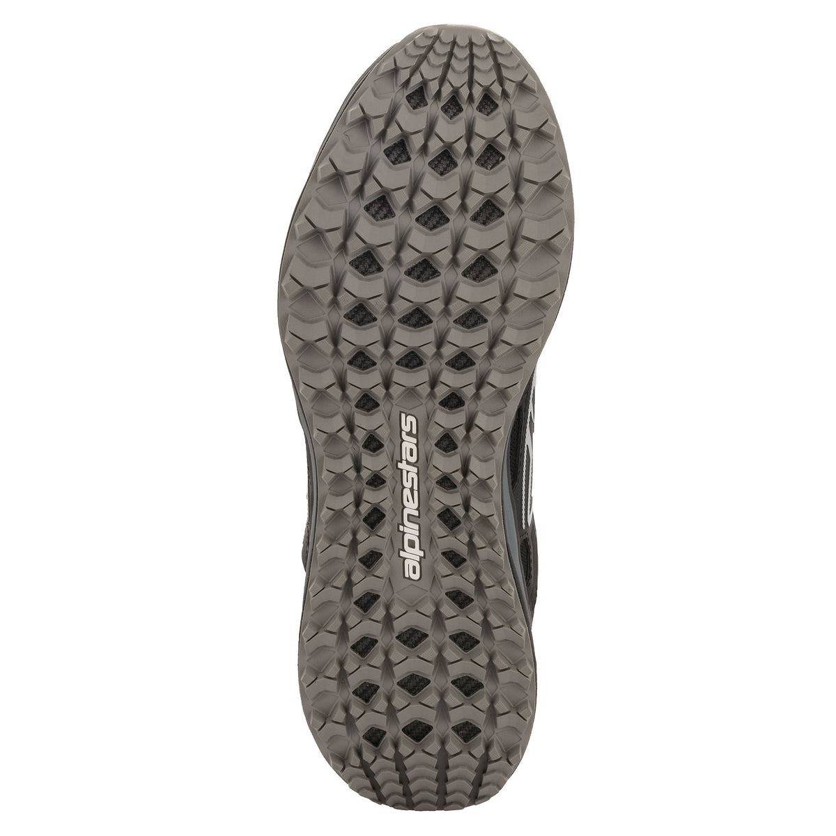 Alpinestars Meta Trail schoenen, zwart donkergrijs, onderkant met oliebestendige rubberen zool en geprofileerd noppenpatroon voor grip, centraal Alpinestars-logo, prestatiegerichte schoenen voor paddock-omgevingen