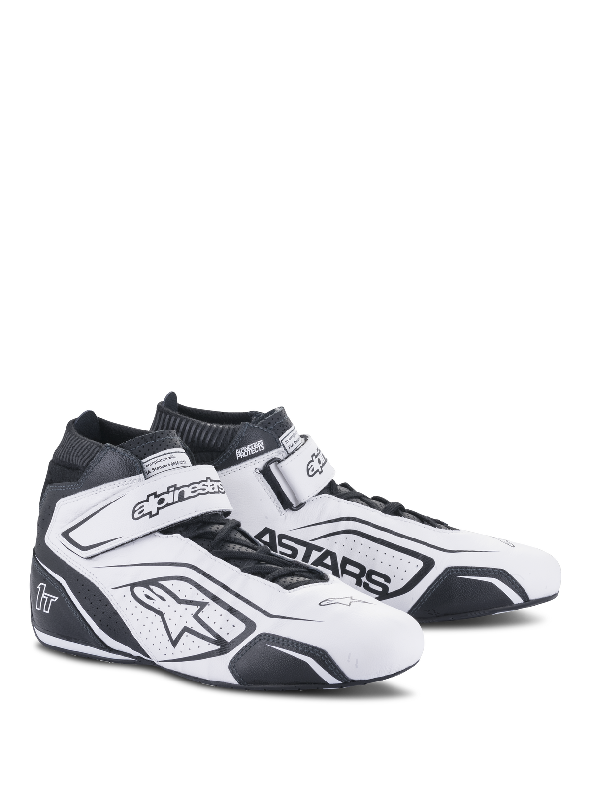 Alpinestars Tech-1 T V3 Shoes FIA, chaussures de course automobile blanches et noires, chaussures de sport automobile professionnelles, certifiées FIA, conception montante en cuir avec perforations pour la ventilation, sangle de cheville à boucle et crochet, et logo Astars noir audacieux.