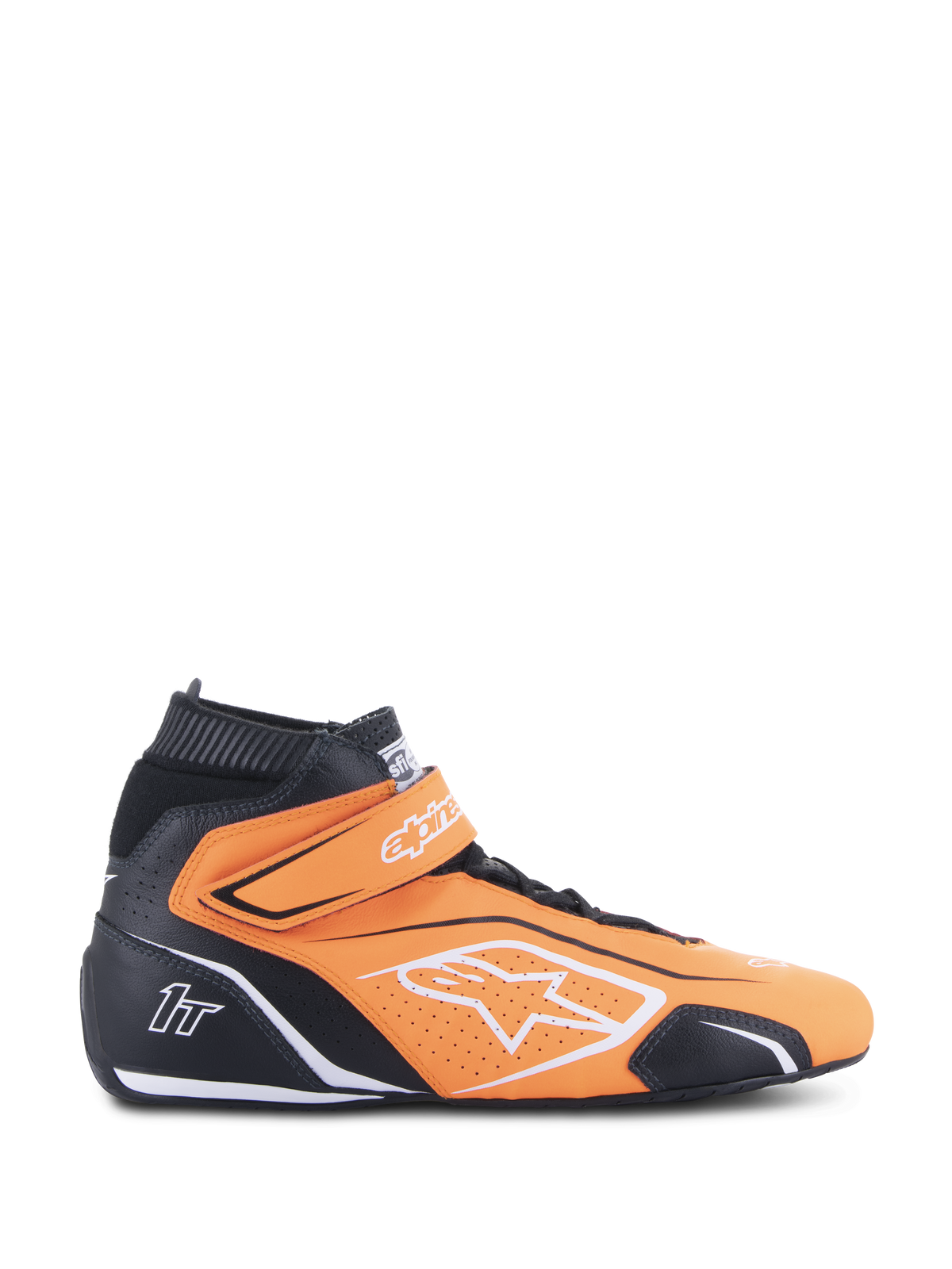 Chaussures de course Alpinestars Tech-1 T V3 FIA, orange fluo et noir, bottines de sport automobile montantes avec accents blancs et sangle Velcro à la cheville, cuir perforé pour la respirabilité, vue latérale d'un équipement de course automobile professionnel