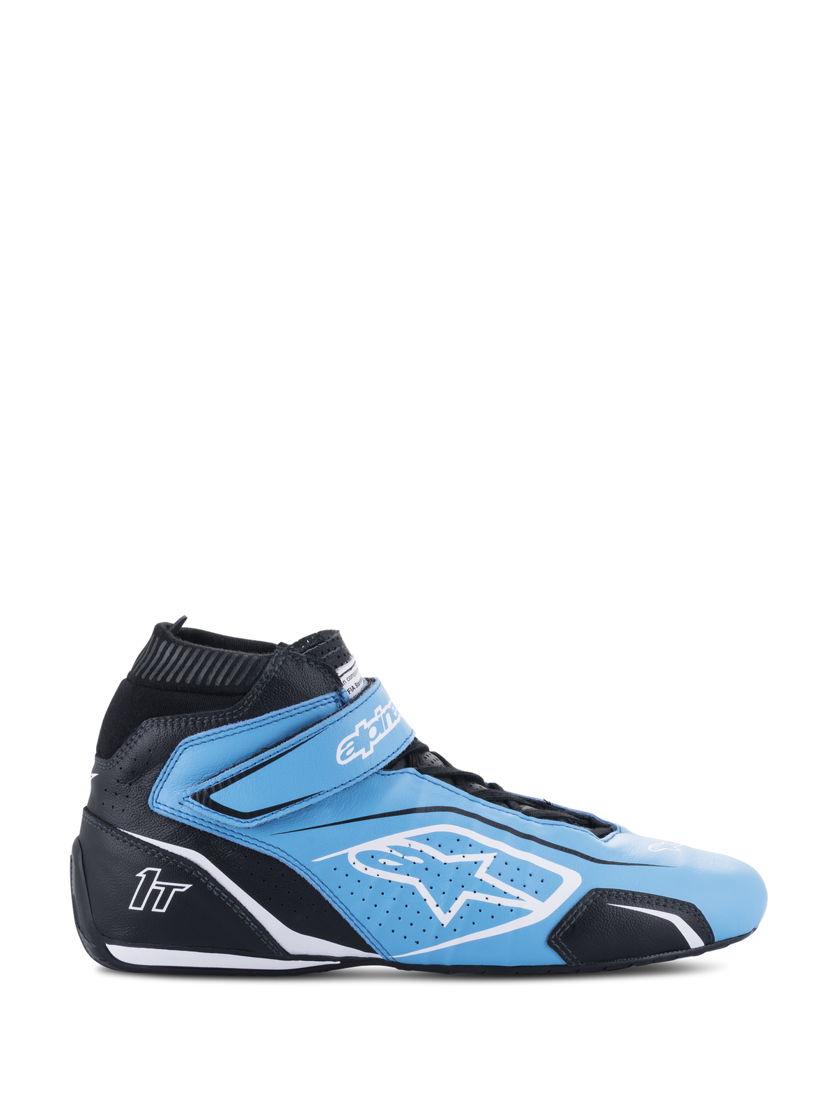 Alpinestars Tech-1 T V3 schoenen FIA, autosportschoen met hoge schacht, lichtblauw en zwart met witte accenten, zijaanzicht met klittenbandsluiting, wit sterlogo, geperforeerde lederen constructie en een dunne performance-buitenzool