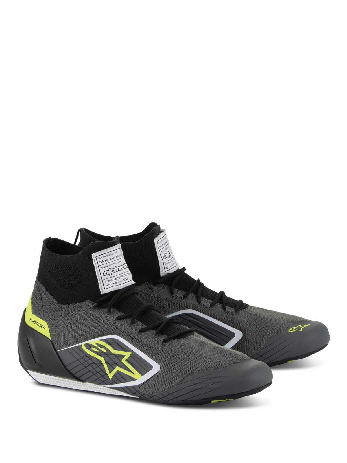 Chaussures Alpinestars Supertech, chaussures de course automobile, gris froid et noir avec des accents jaune fluo, dotées d'une tige en tricot aramide, d'une coque de talon en fibre de carbone et d'étiquettes de certification FIA blanches sur la languette, design professionnel pour le sport automobile