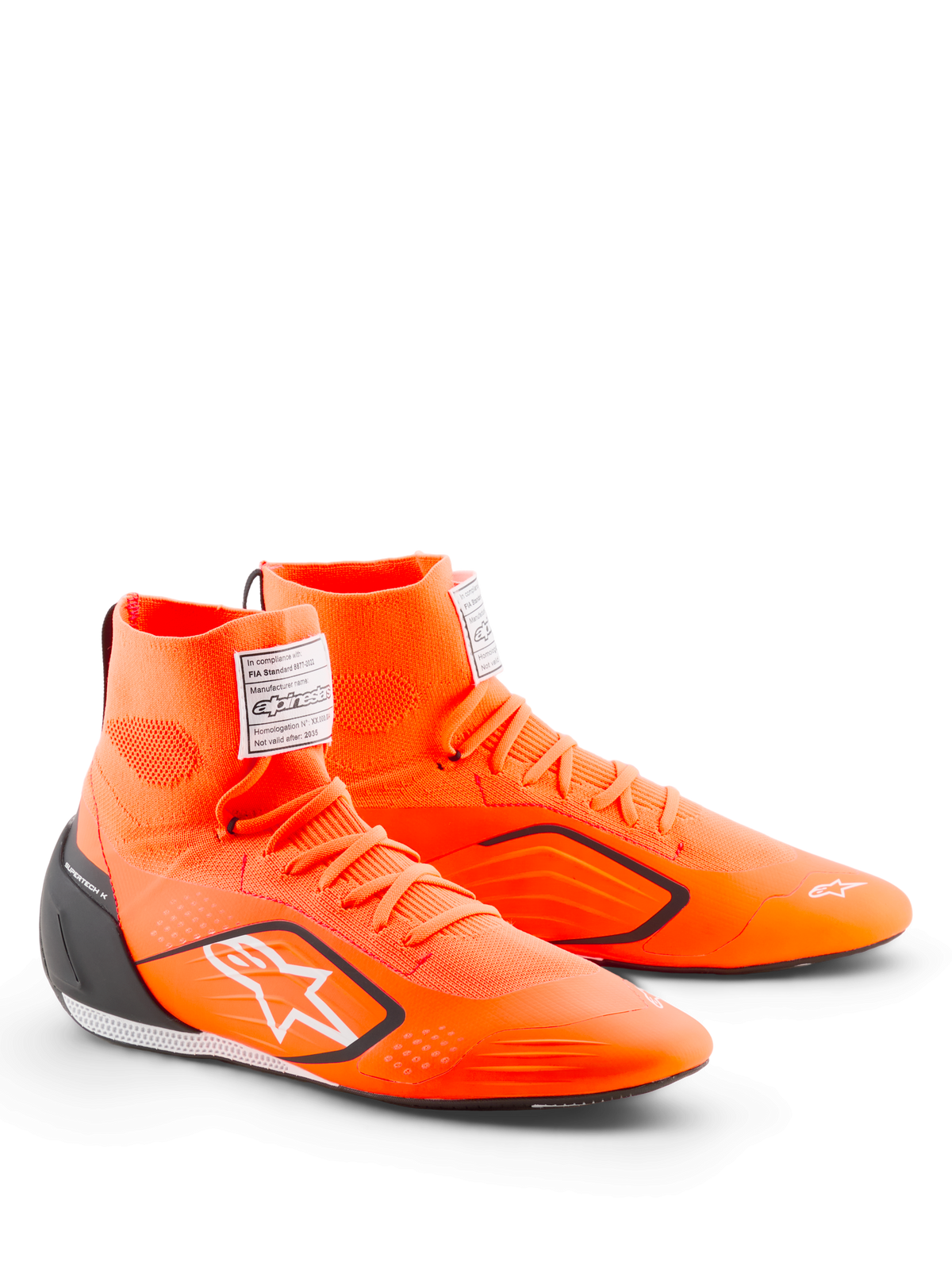 Alpinestars Supertech K schoenen - FIA, kartingschoenen, oranje fluo zwart en wit, voorzien van een hoog gebreid bovenwerk, zwarte TPU-hielversterking, wit Alpinestars-logo en FIA-certificeringslabel op de tong