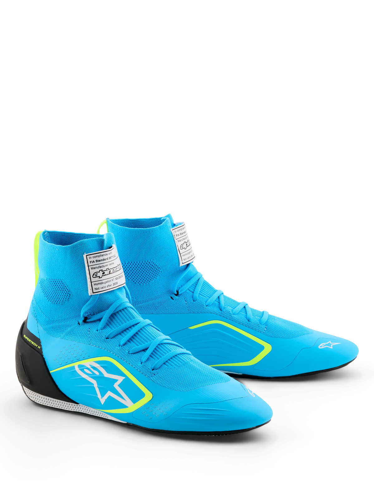 Alpinestars Supertech K schoenen - FIA, kartschoenen, lichtblauw met zwarte en geel fluo accenten, hooggebreid bovenwerk, wit Astars-logo op de zijkant, zwarte TPU-hielkap, professioneel motorsportschoeisel