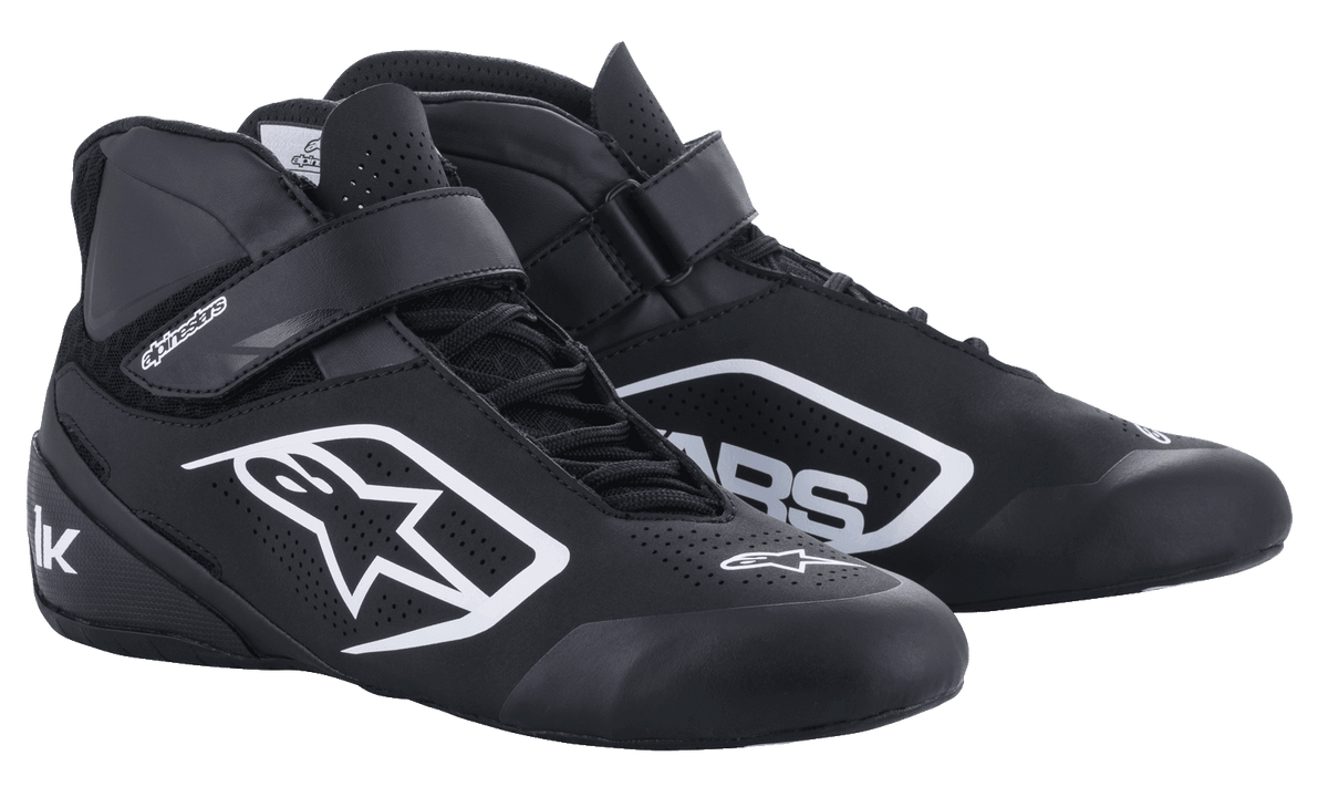Alpinestars Tech-1 K V2 herenkartschoenen, zwart en wit, geperforeerde nubuck-microvezel met dubbel sluitsysteem.