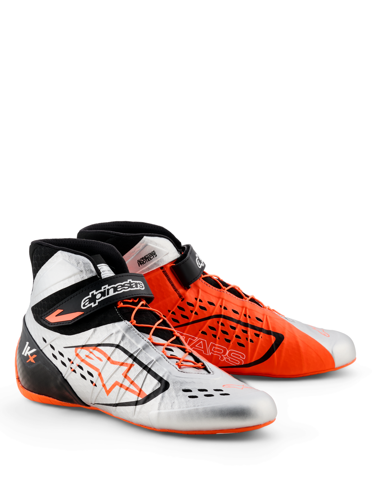 Alpinestars Tech-1 KX V3 schoenen - FIA, kartingschoenen, zwart, zilver en fluoranje, asymmetrisch kleurontwerp met één zilveren schoen en één oranje schoen, voorzien van asymmetrische vetersluiting en verstelbare enkelbanden, slanke lichtgewicht constructie voor raceprestaties
