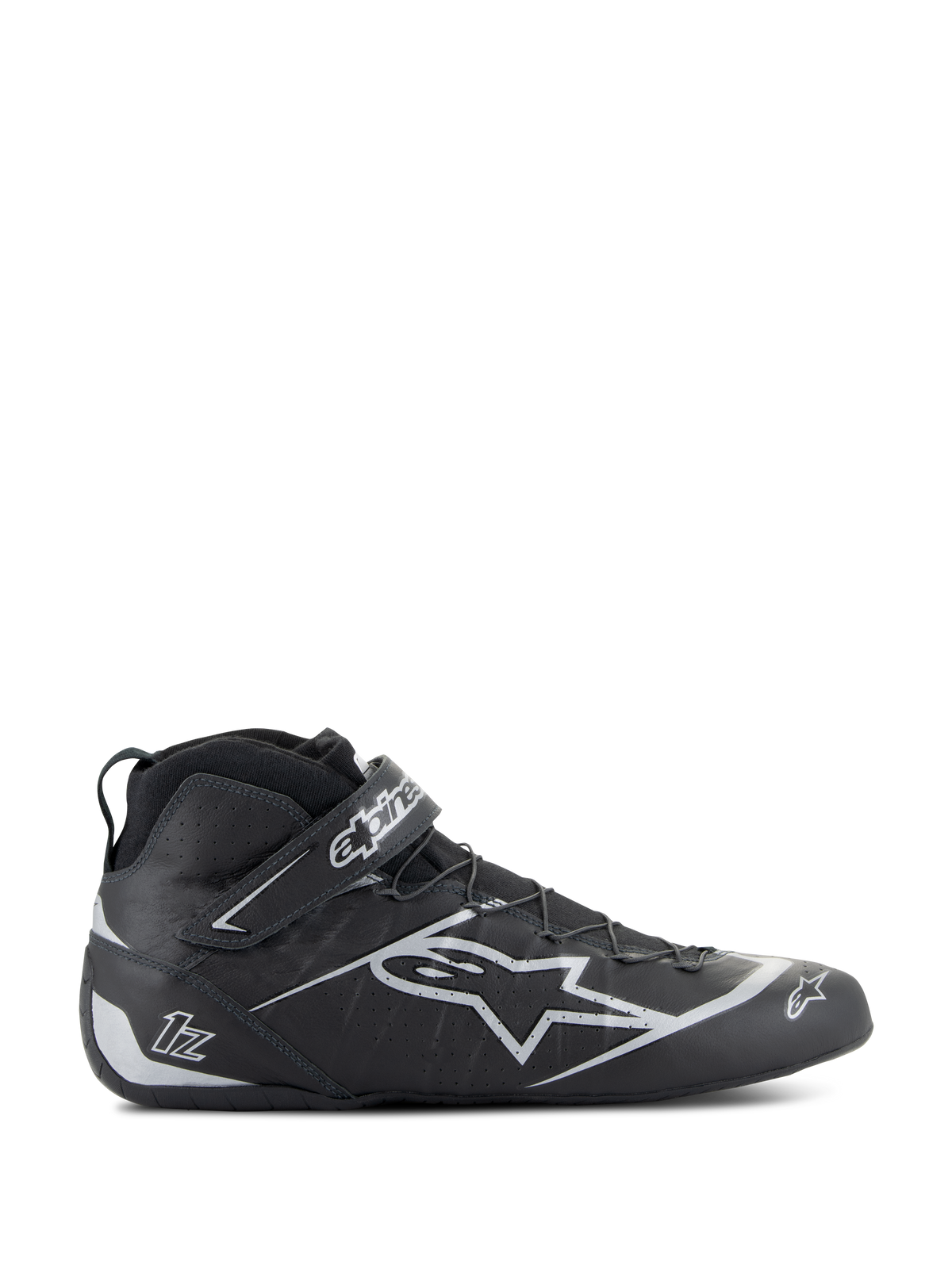 Alpinestars Tech-1 Z V3 Shoes FIA, chaussures de course automobile noir et argent, profil latéral au design montant avec logo étoile argenté, fermeture par sangle Velcro intégrée, système de laçage rapide, empiècements en cuir perforé pour la respirabilité, chaussures de sport automobile professionnelles certifiées FIA