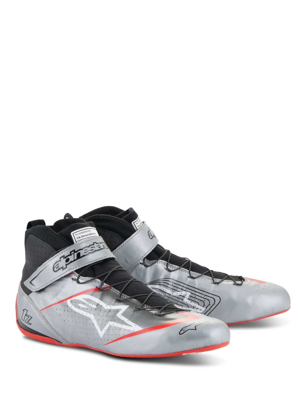 Chaussures Alpinestars Tech-1 Z V3 FIA, chaussures de course automobile, argent foncé avec accents noirs et rouges, tige en cuir argenté métallisé avec système de laçage rapide noir, sangle de cheville avec logo et détails de semelle rouge fine.