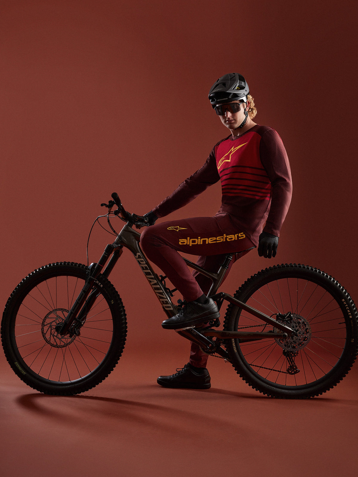 Bordeaux A-Dura Elite Trikot 2.0 und Hose mit Specialized Bike im Studio, funktionale Alpinestars MTB-Bekleidung.