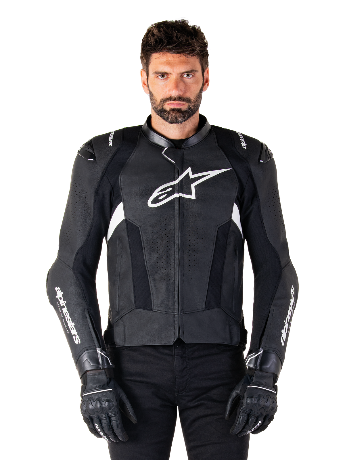 Alpinestars Missile V3 leren jas, zwart met witte logo's, gedragen door een model met zwarte motorhandschoenen, premium lederen motorracingjas met geperforeerde ventilatiepanelen en technische rijkenmerken