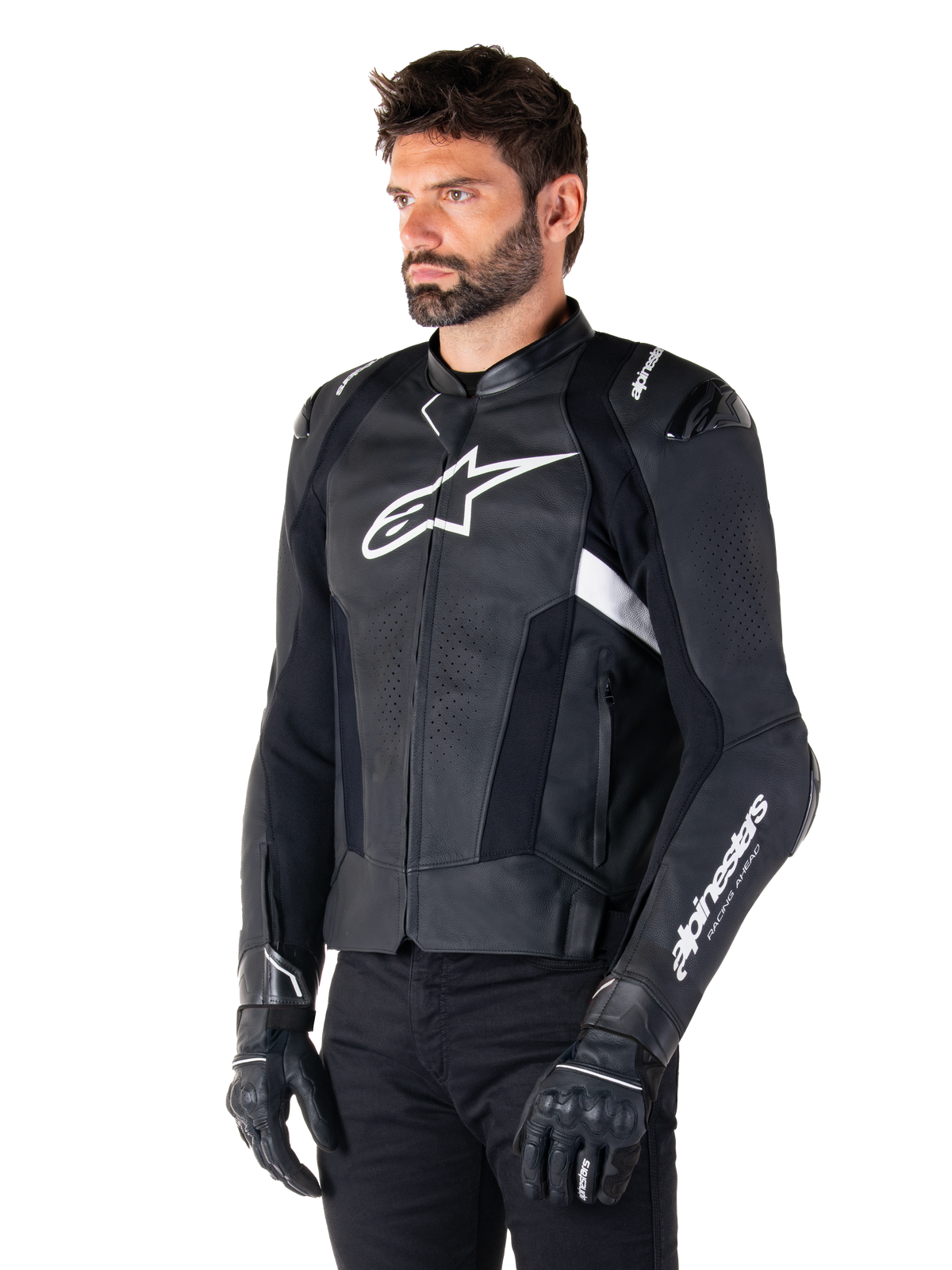 Alpinestars Missile V3 leren jas, zwart en wit, gedragen door een man met zwarte motorhandschoenen, voorzien van een opvallend wit Alpinestars-logo op de borst, externe schoudersliders en geperforeerde panelen voor een racing-geïnspireerde look