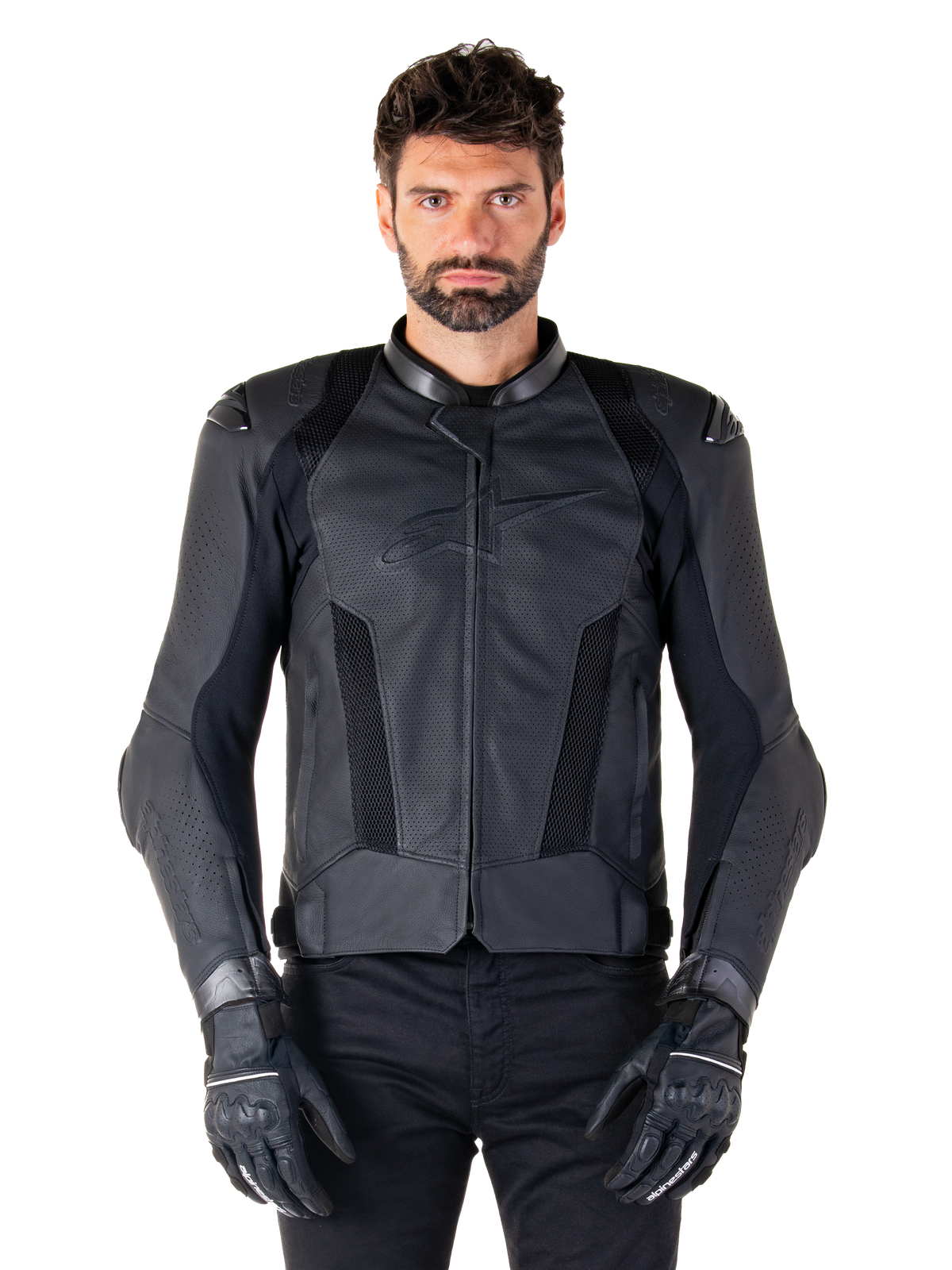 Alpinestars Missile V3 Airflow leren motorjas, zwart, motorracejas, gedragen door een model met zwarte handschoenen en broek, voorzien van geperforeerde leren panelen, mesh ventilatie en externe schouderbeschermers, hoogwaardige leren constructie voor sportief rijden