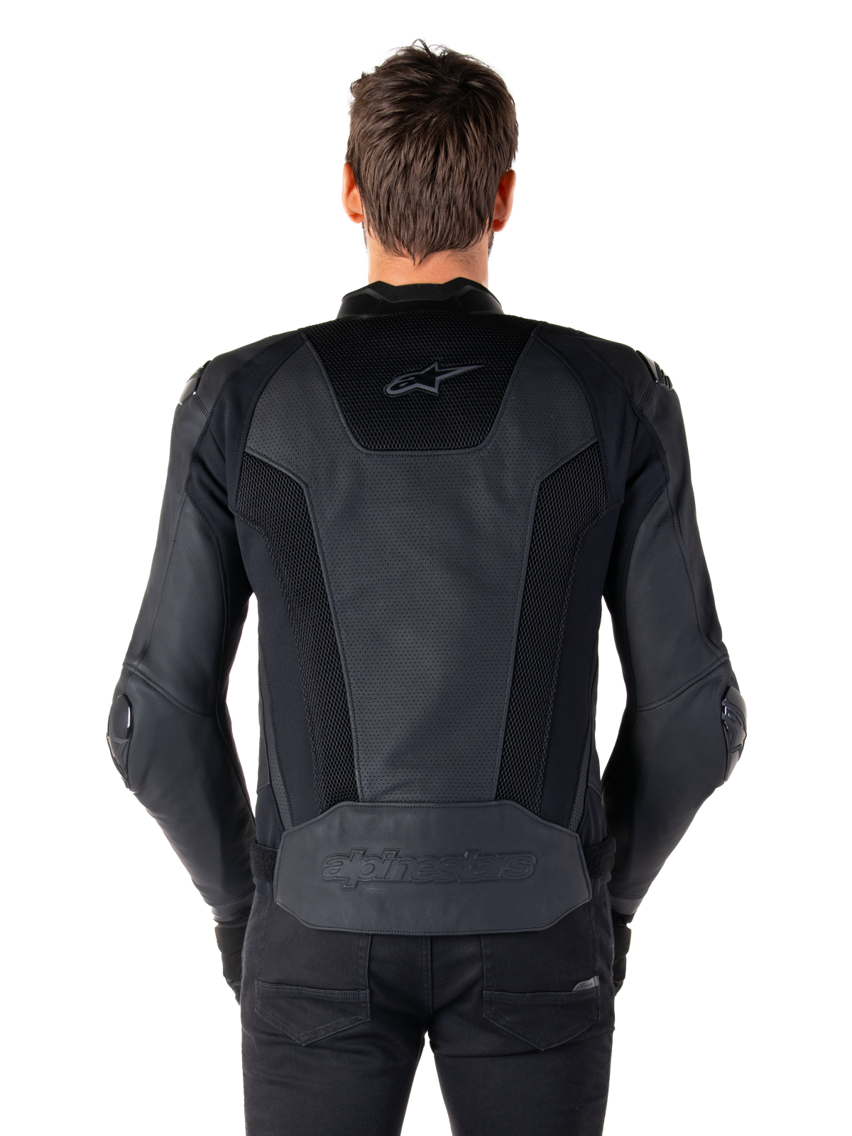Alpinestars Missile V3 Airflow Leren Jas, achteraanzicht, zwart, model draagt jas met uitgebreide geperforeerde panelen en mesh inzetten op de rug voor ventilatie, reliëf logo op de onderrug