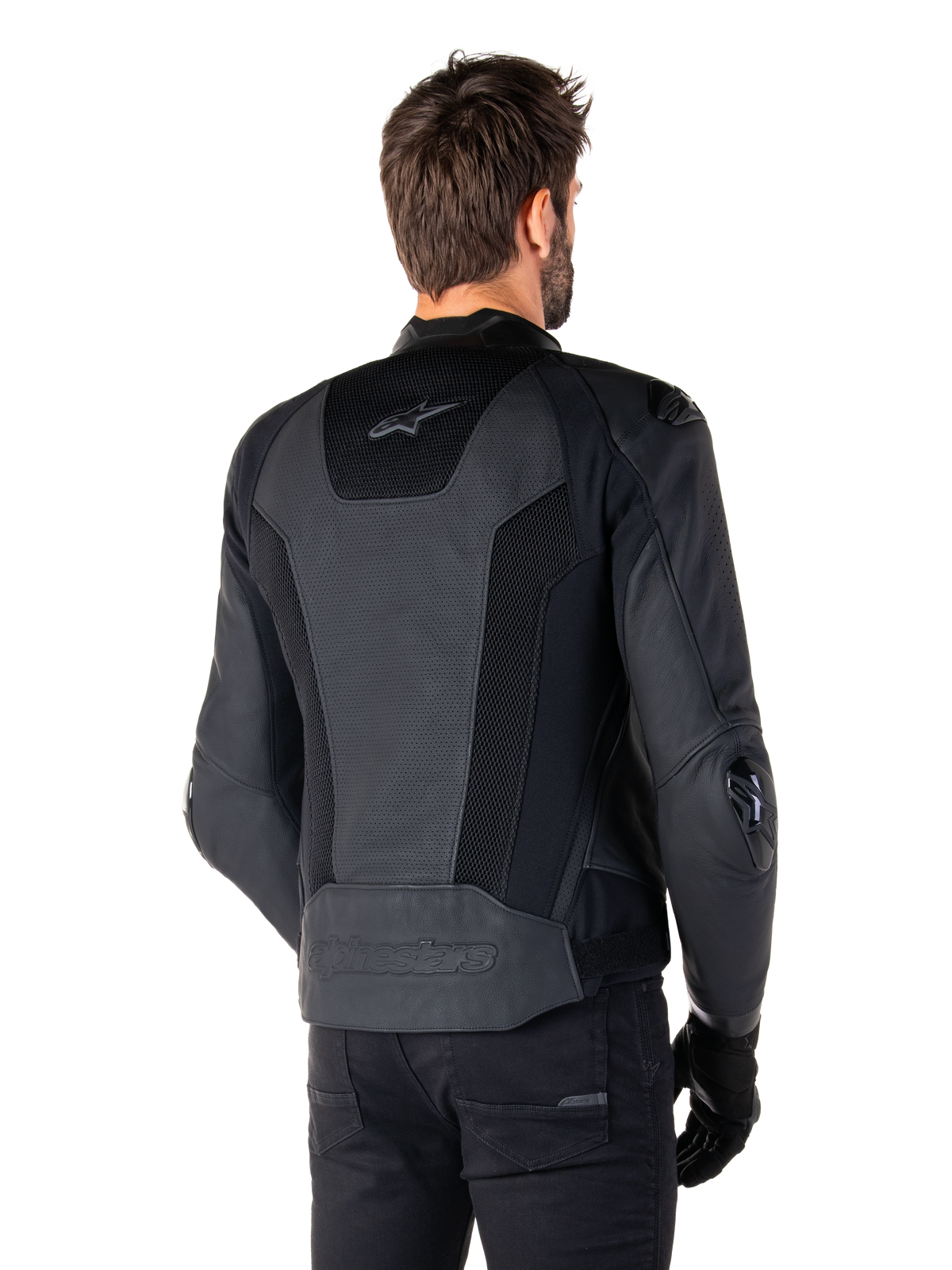 Alpinestars Missile V3 Airflow Leren Jas, zwart, achteraanzicht op model, met geperforeerd leer en mesh-panelen voor ventilatie, externe TPU-beschermers op de schouders en ellebogen, strak race-geïnspireerd ontwerp